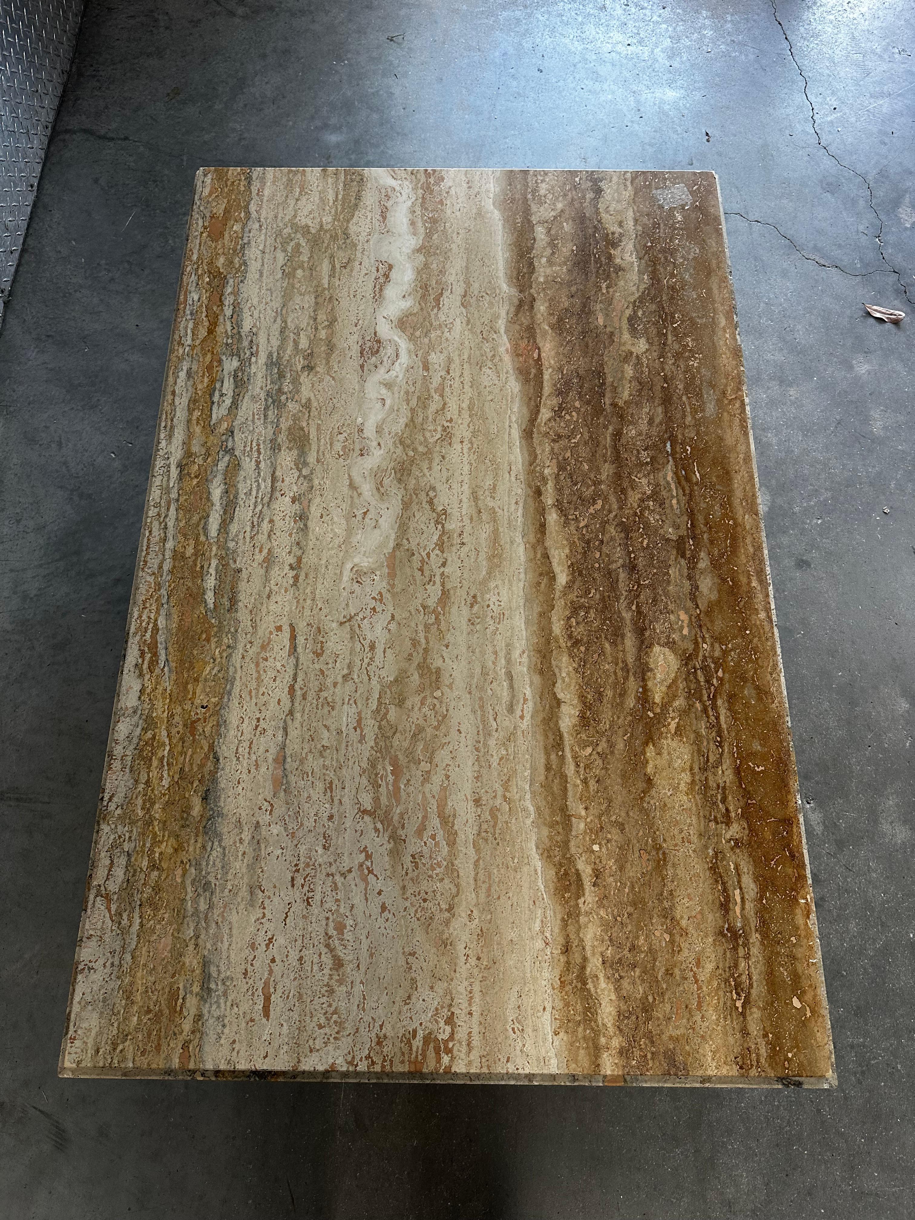 Mesa de centro rectangular con pedestal de travertino de los años 70 en venta 1