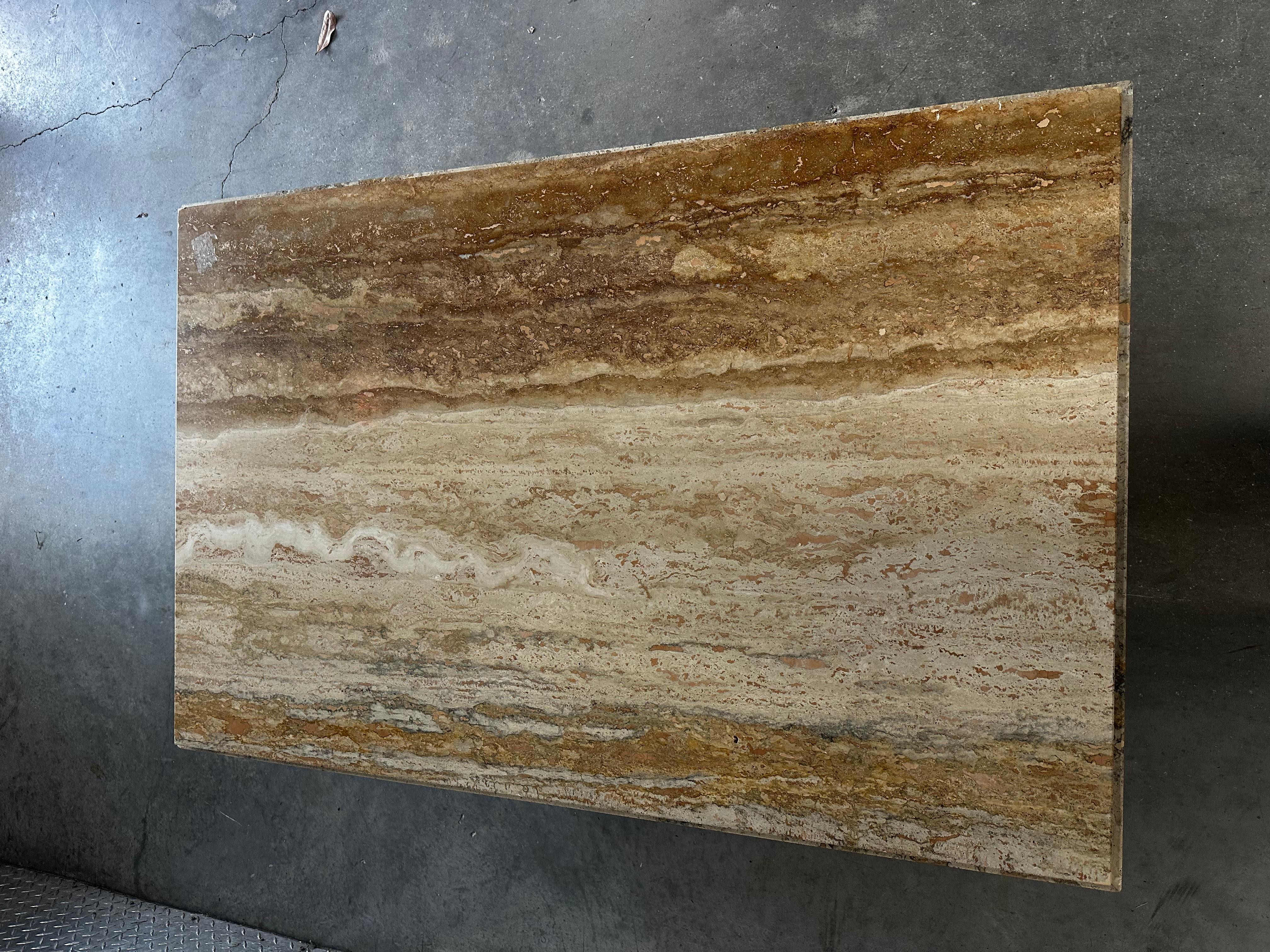Table basse rectangulaire à piédestal en travertin des années 1970 en vente 1
