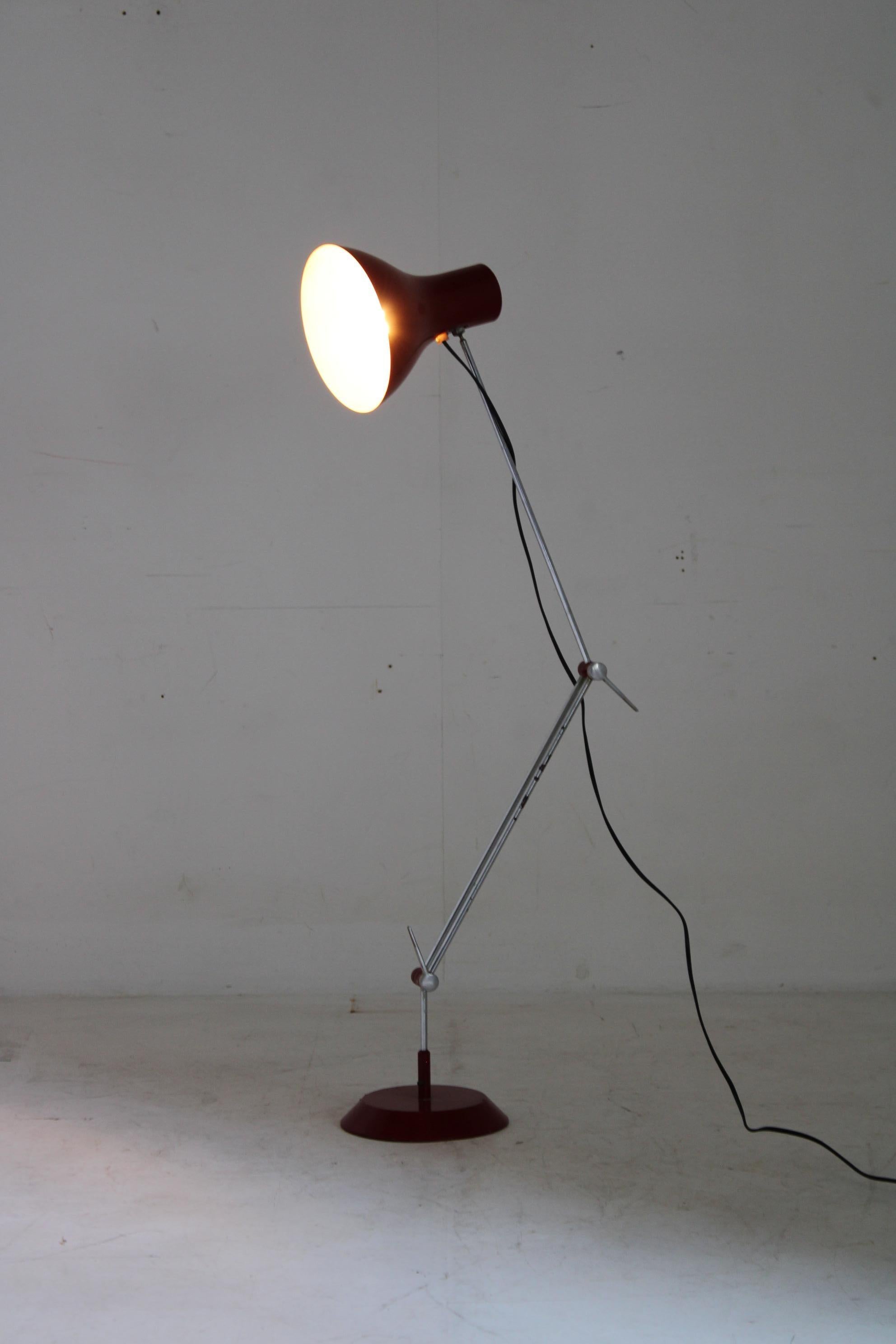 1970er Rote verstellbare Steh- oder Tischlampe, Tschechoslowakei im Angebot 3