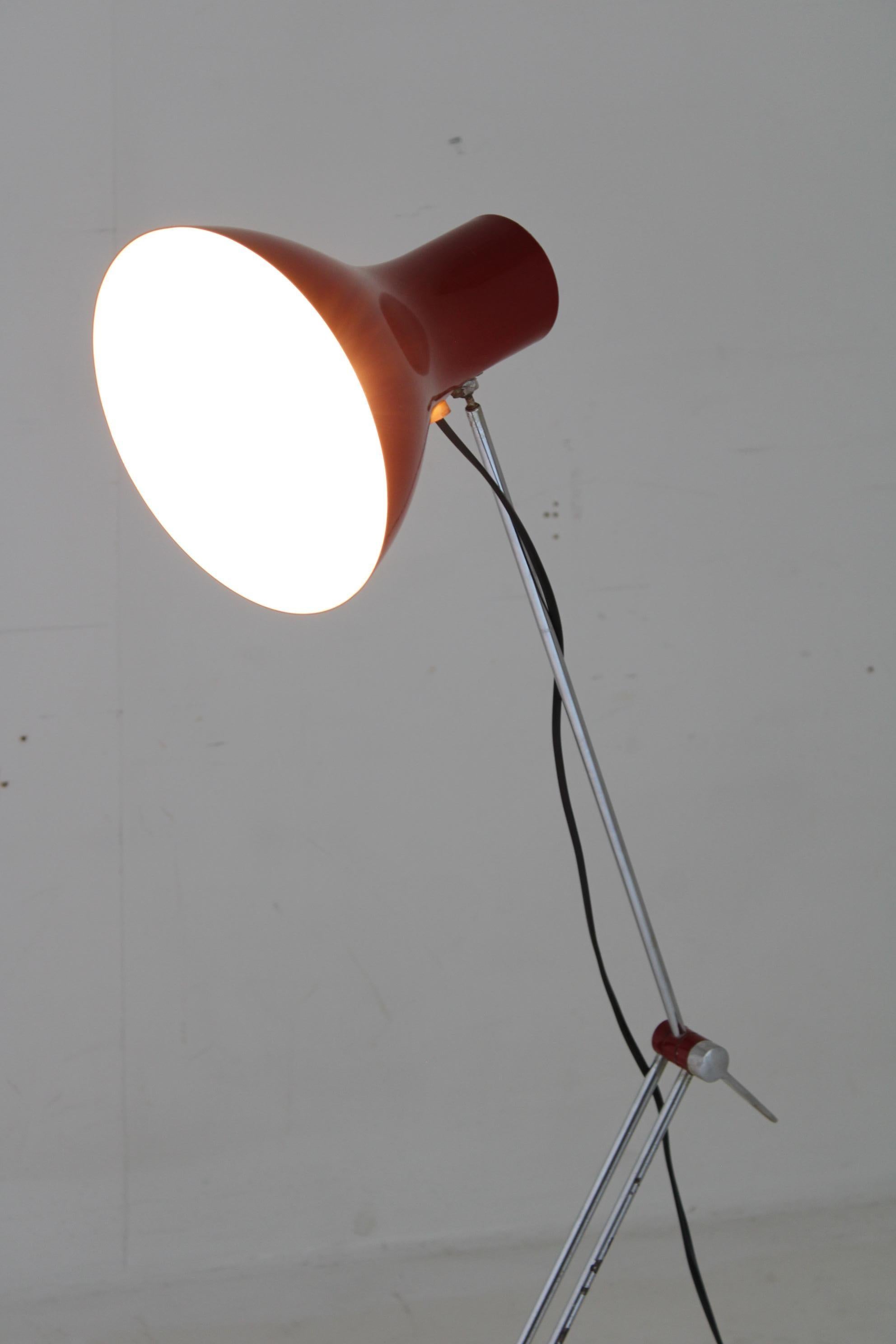 1970er Rote verstellbare Steh- oder Tischlampe, Tschechoslowakei im Angebot 4