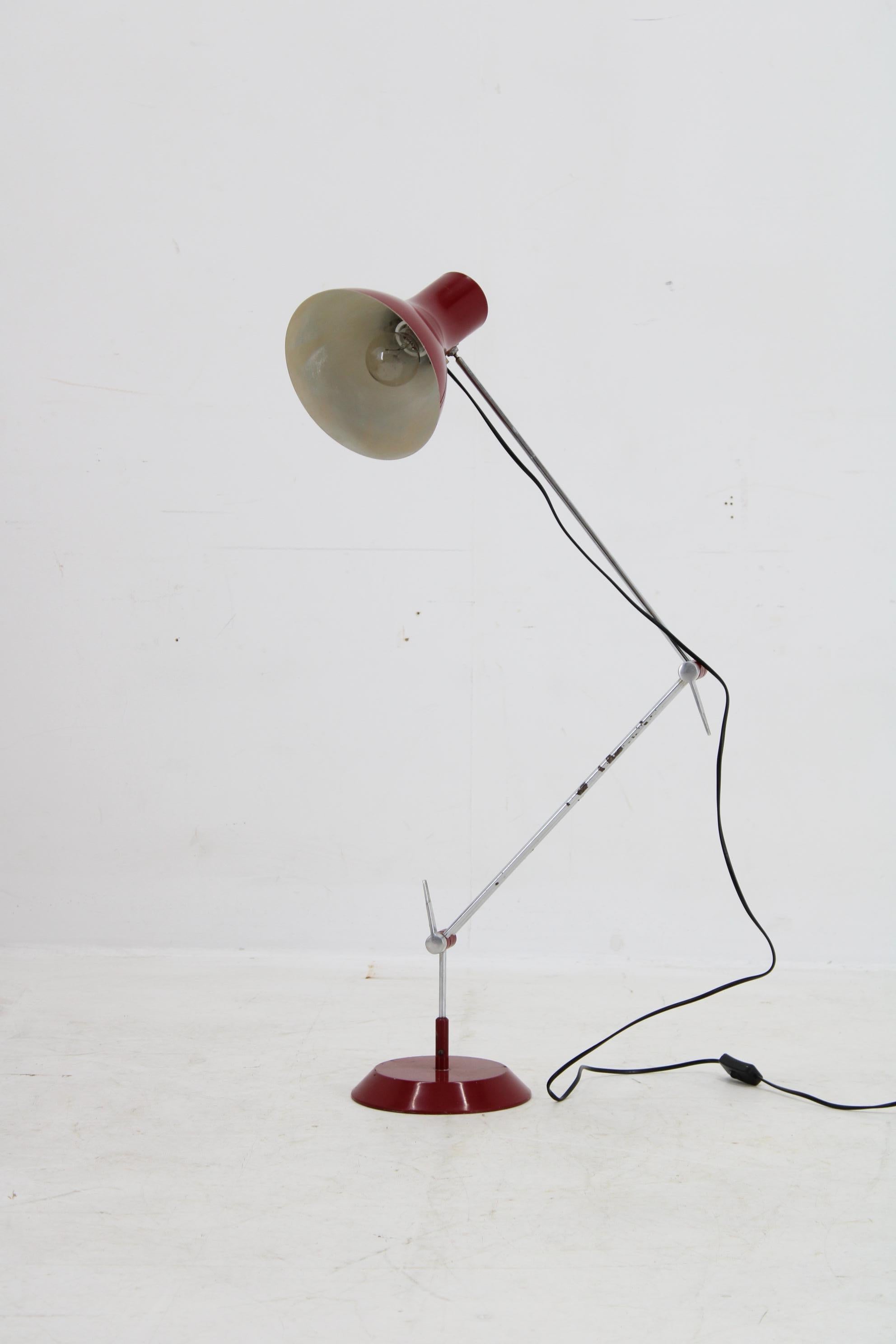 1970er Rote verstellbare Steh- oder Tischlampe, Tschechoslowakei (Moderne der Mitte des Jahrhunderts) im Angebot