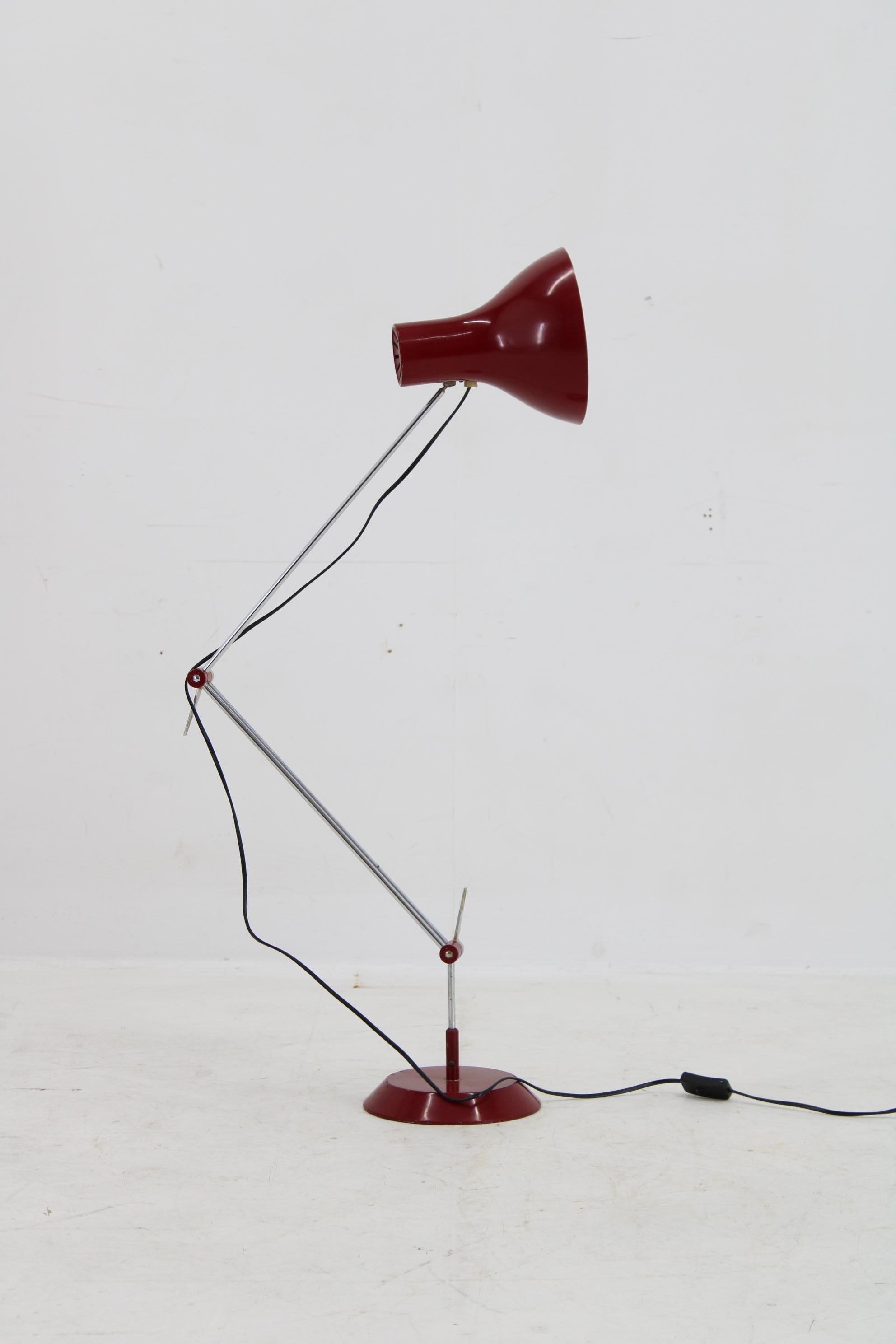 1970er Rote verstellbare Steh- oder Tischlampe, Tschechoslowakei (Tschechisch) im Angebot