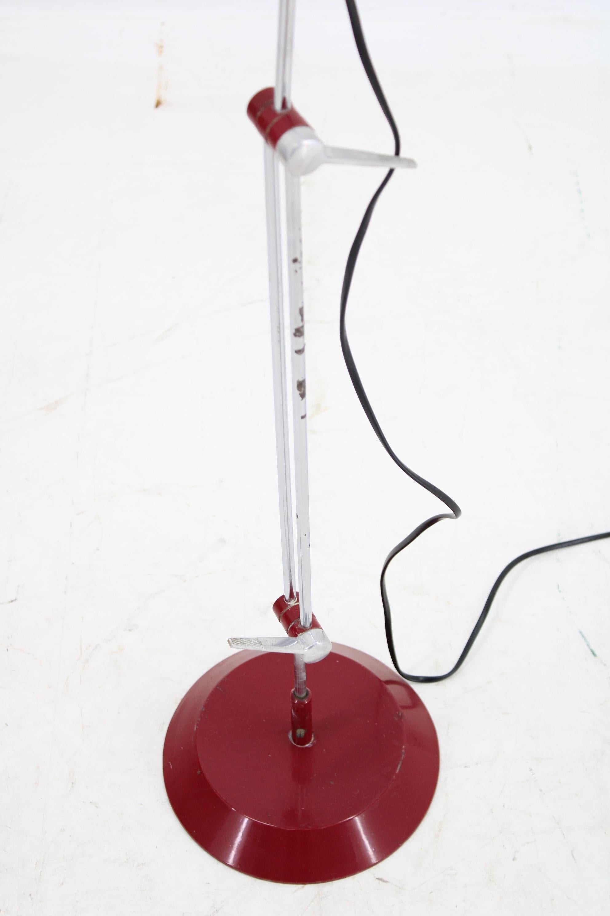 1970er Rote verstellbare Steh- oder Tischlampe, Tschechoslowakei (Ende des 20. Jahrhunderts) im Angebot
