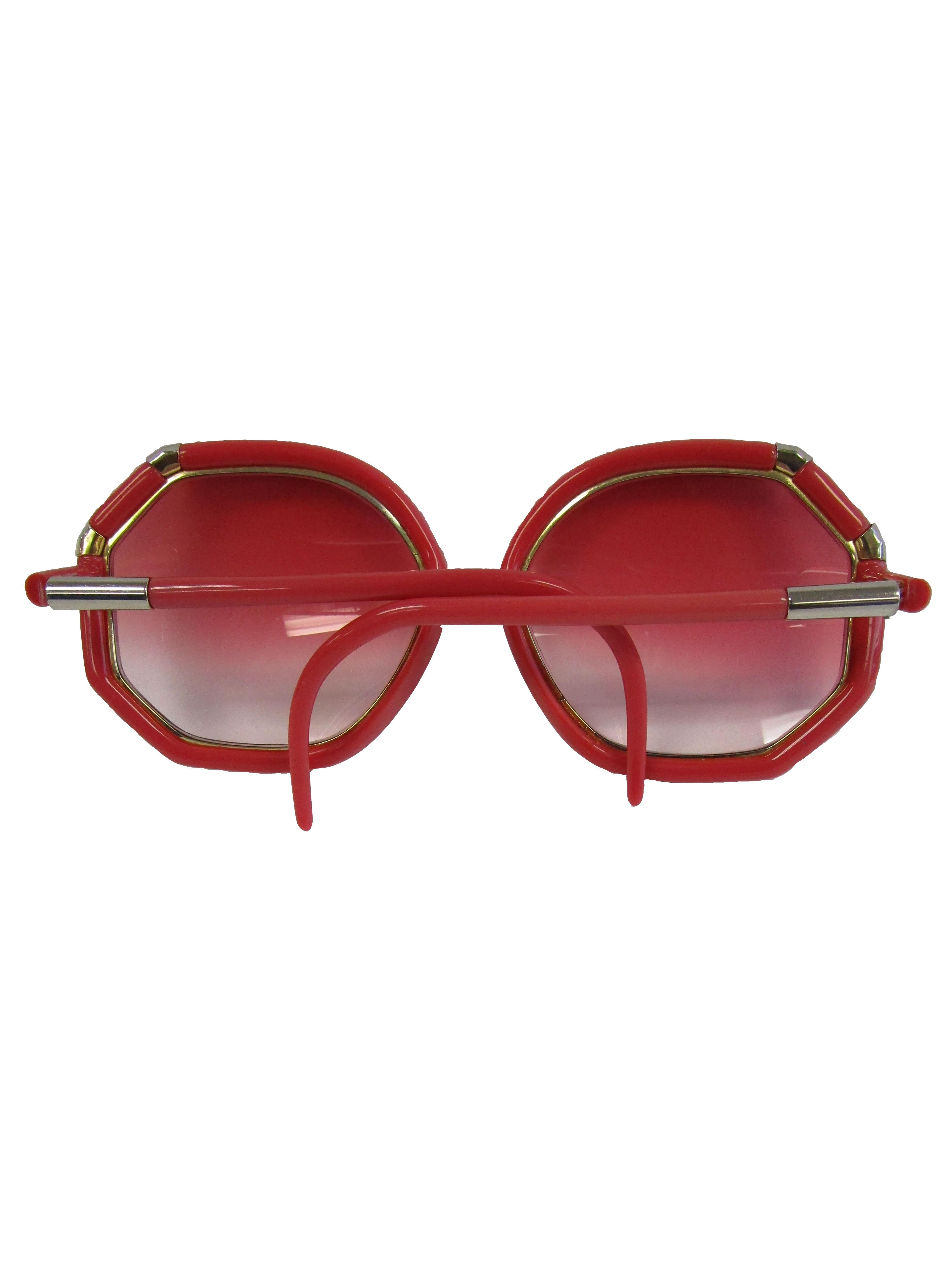 
Check out theses spectacular 1970's Red Ted Lapidus sunglasses featuring an octagonal frame silver/gold hardware and rose ombre lenses that keep you looking cool all summer!

bridge : .5 in
lens : 2.5 in
arm : 4.5 in
