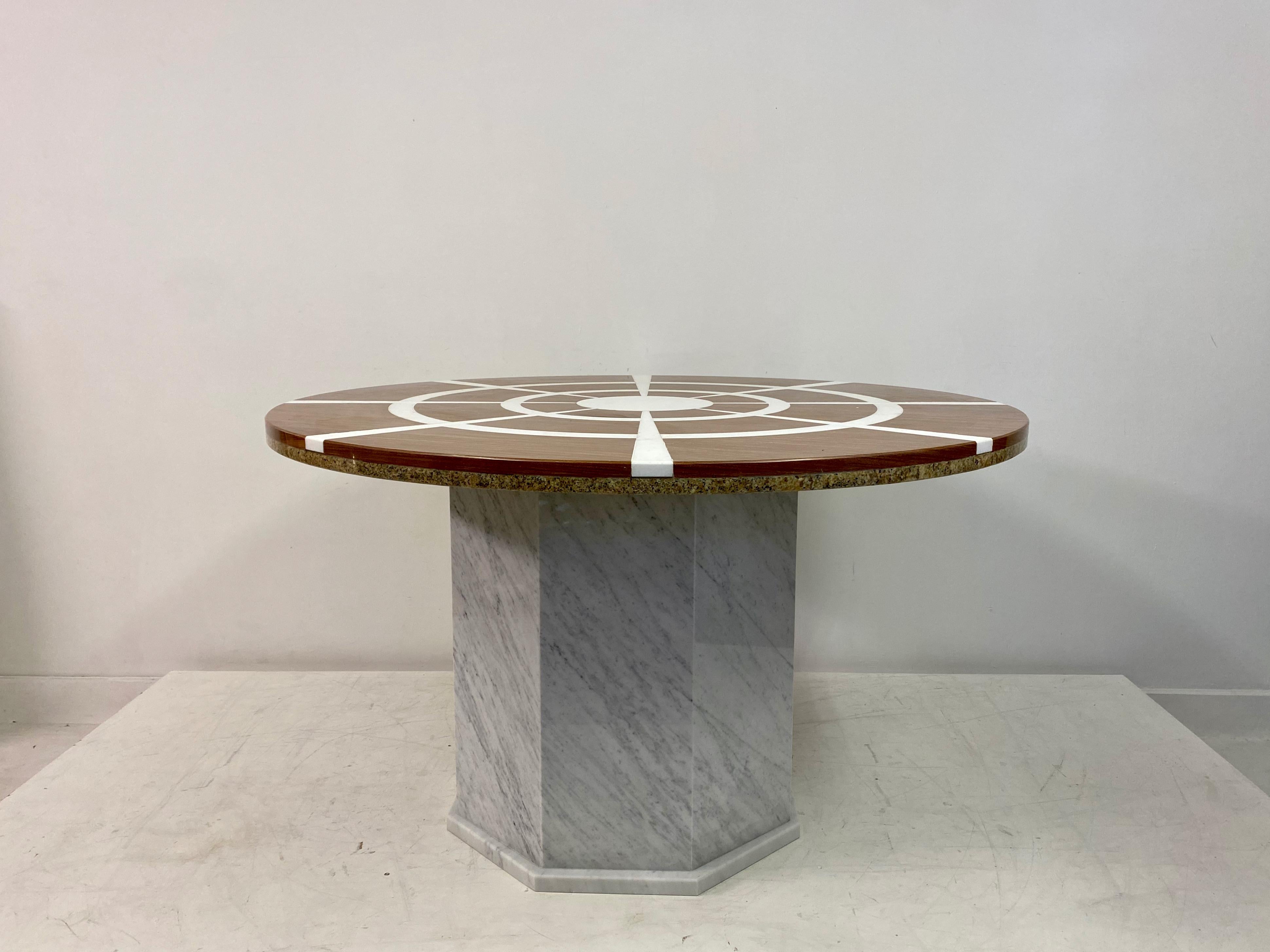 Table de salle à manger ou de centre en marbre rouge et blanc des années 1970 en vente 5