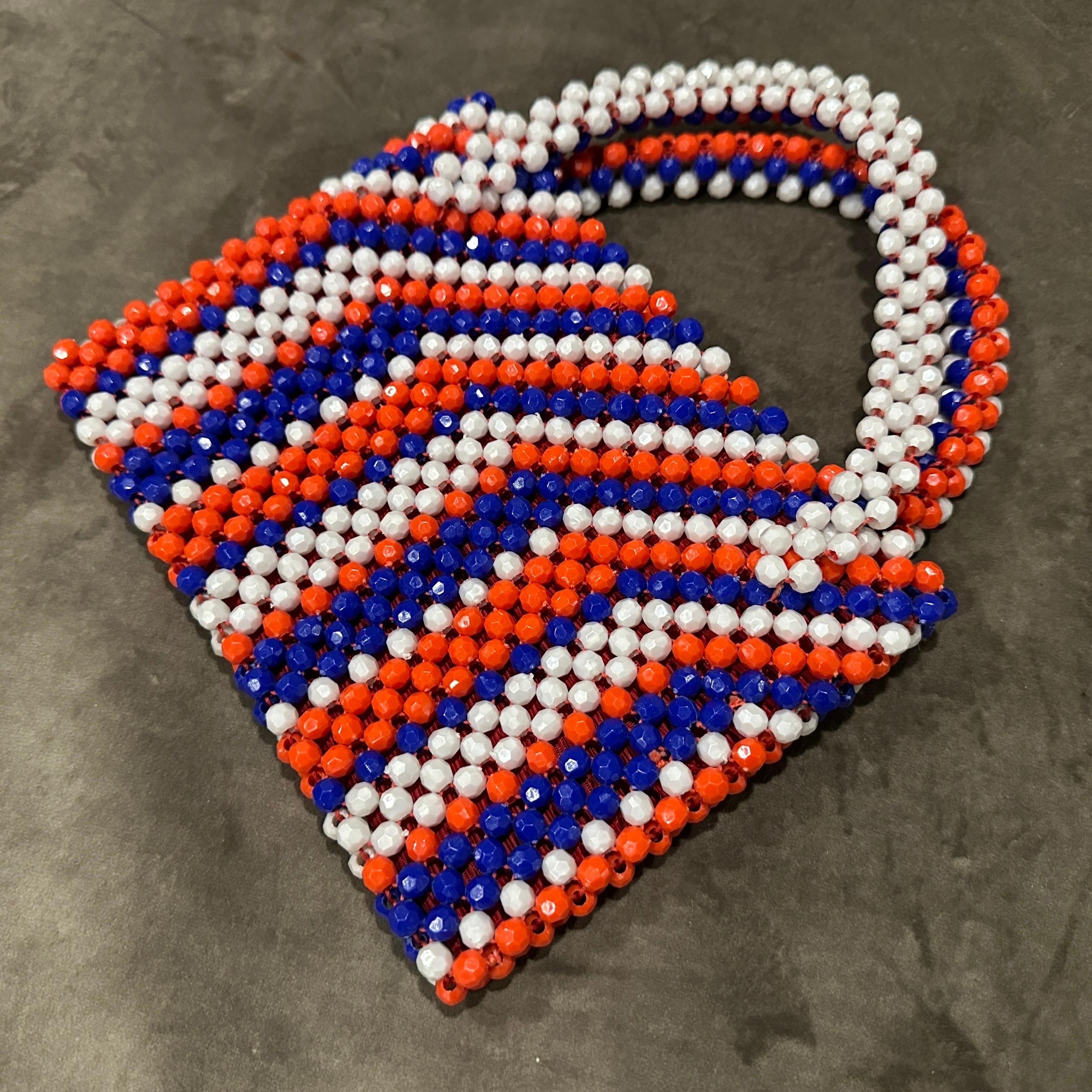 Bolso italiano de mano con cuentas facetadas rojas, azules y blancas de los años 70 en venta 6
