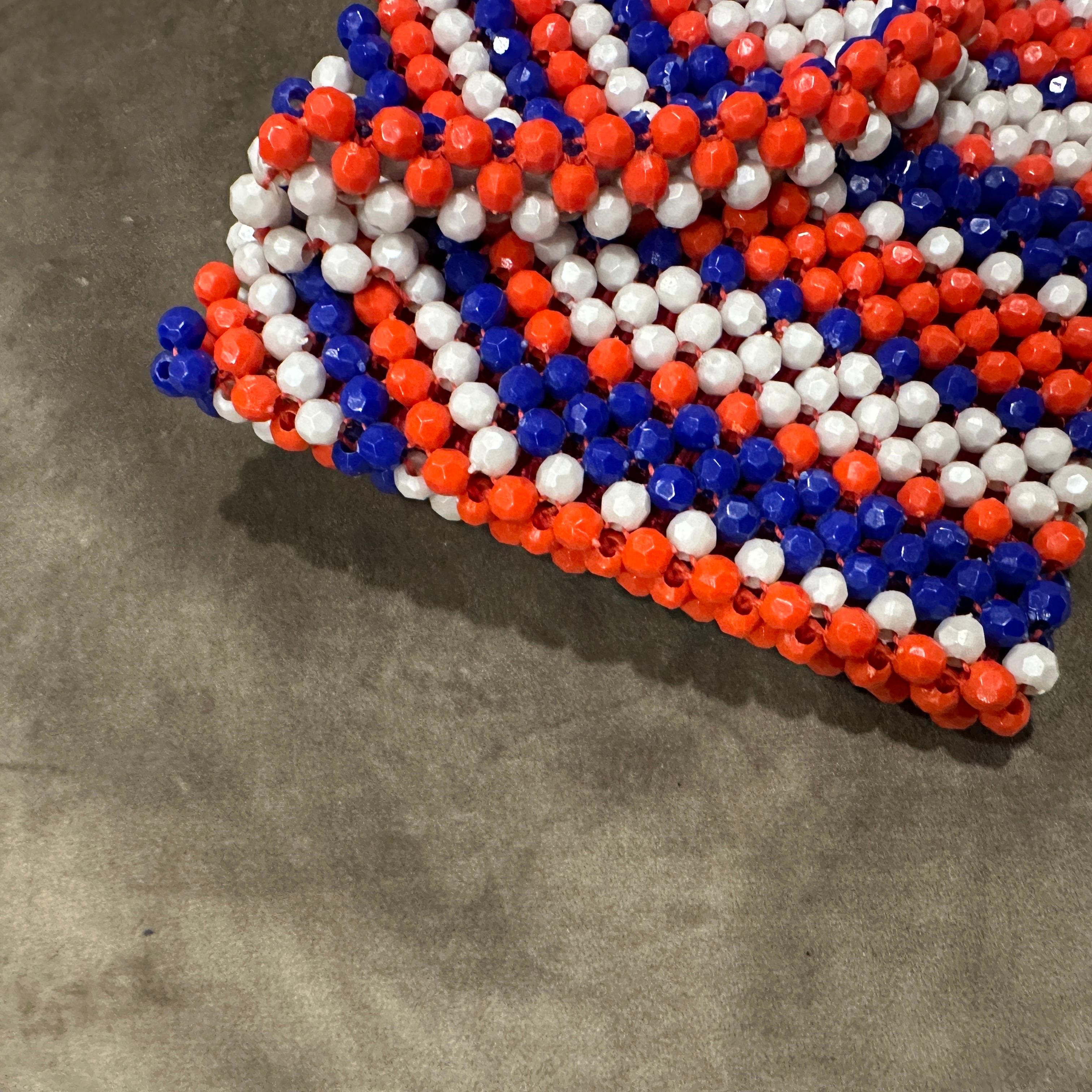 Bolso italiano de mano con cuentas facetadas rojas, azules y blancas de los años 70 en venta 1