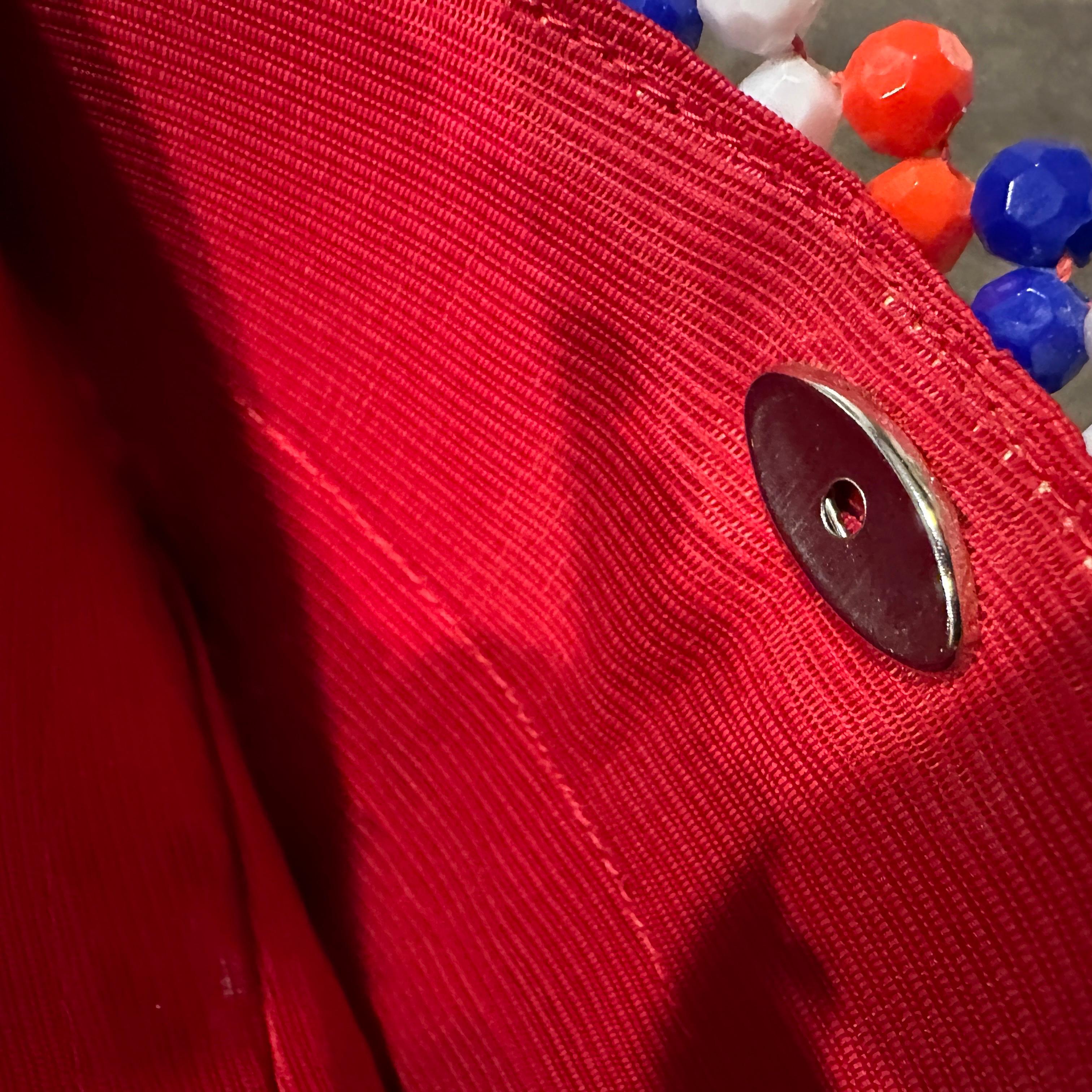 Bolso italiano de mano con cuentas facetadas rojas, azules y blancas de los años 70 en venta 2