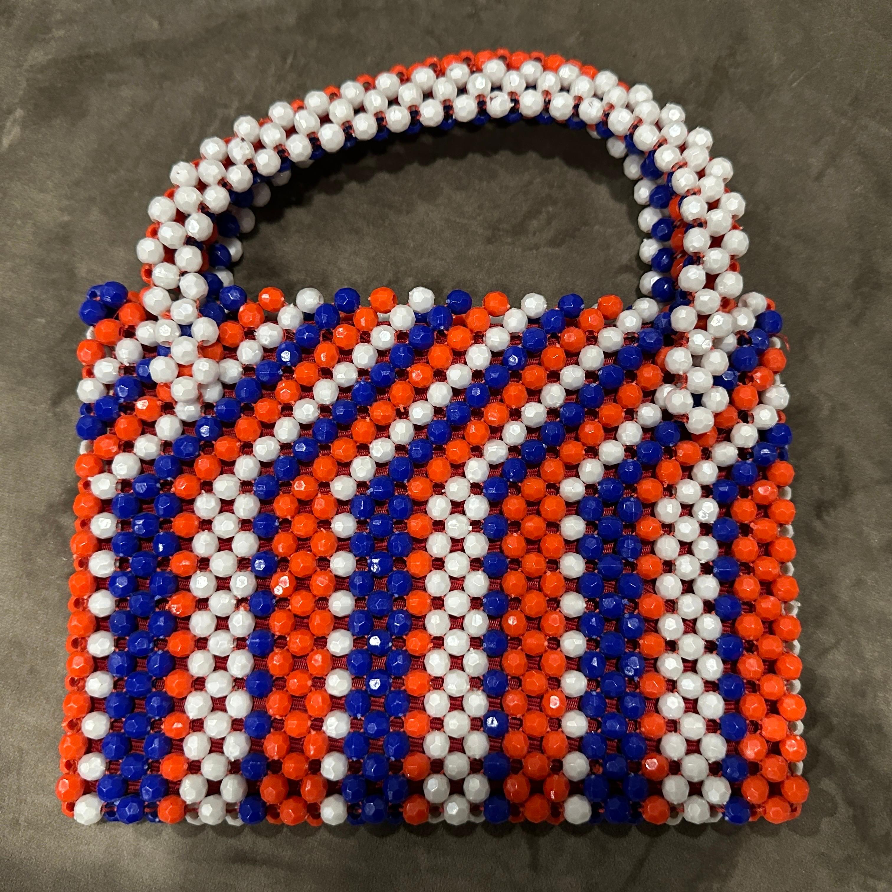 Bolso italiano de mano con cuentas facetadas rojas, azules y blancas de los años 70 en venta 3