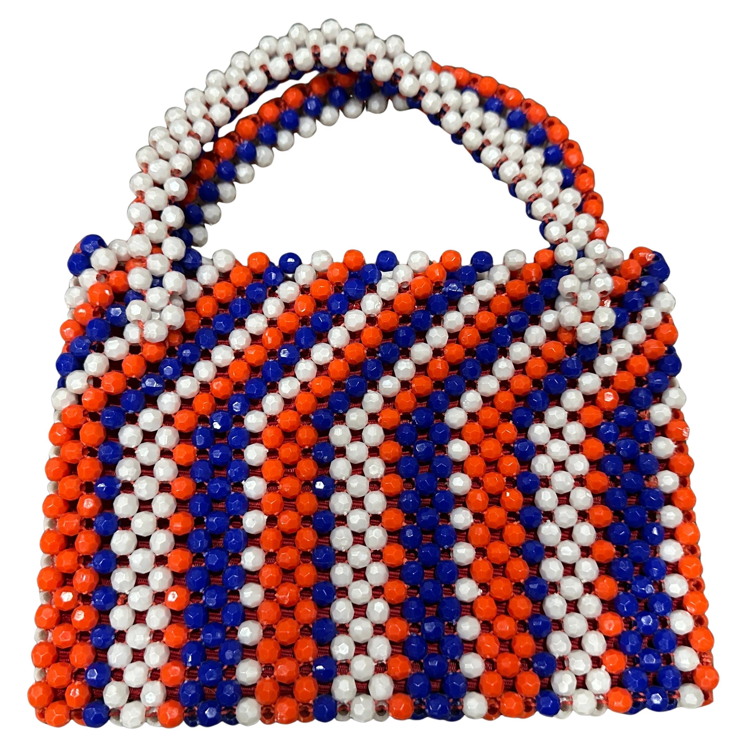 Bolso italiano de mano con cuentas facetadas rojas, azules y blancas de los años 70 en venta