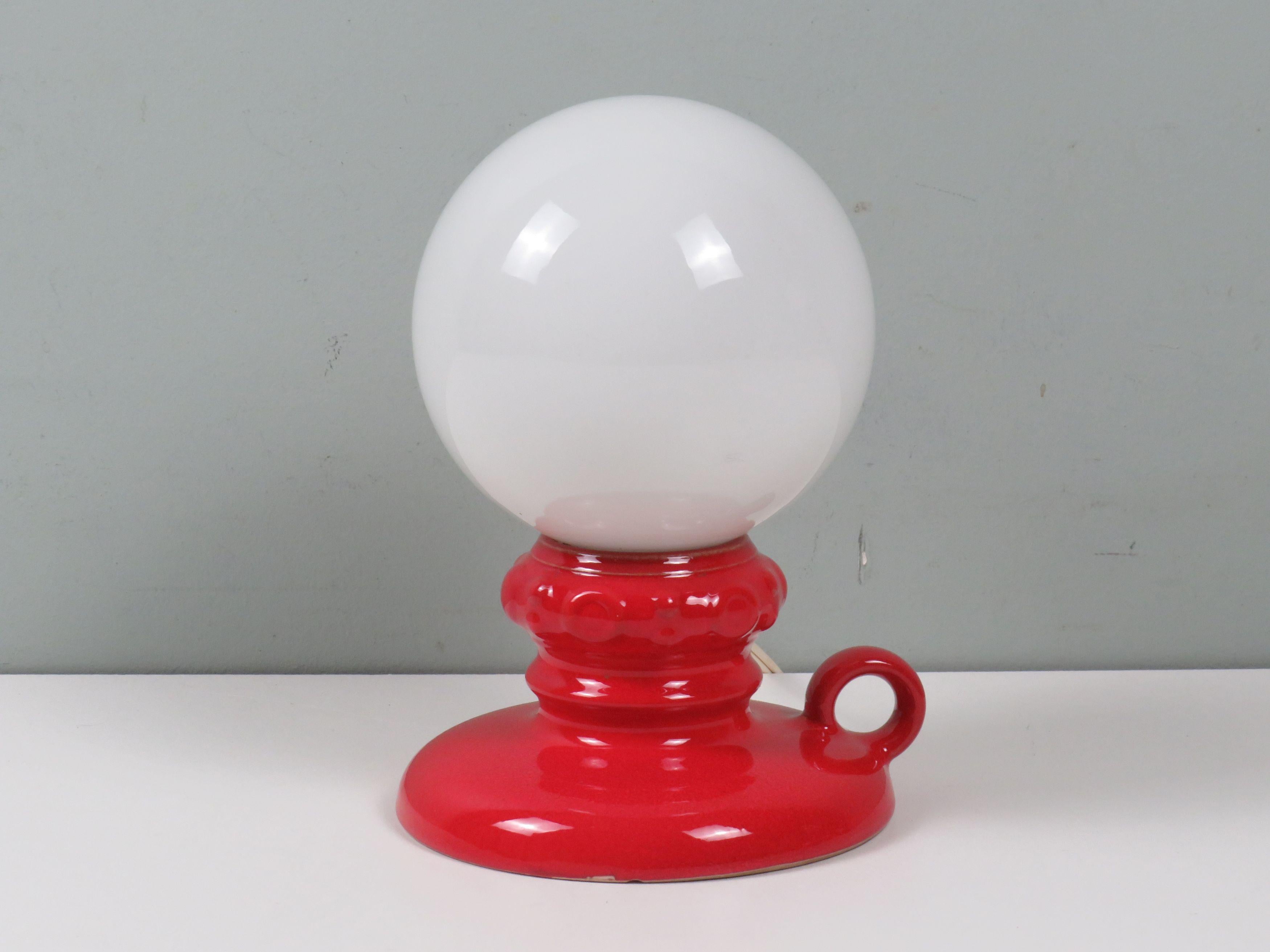 Ère spatiale Lampe de table en céramique rouge et verre opalin des années 1970 par Massive, Belgique en vente