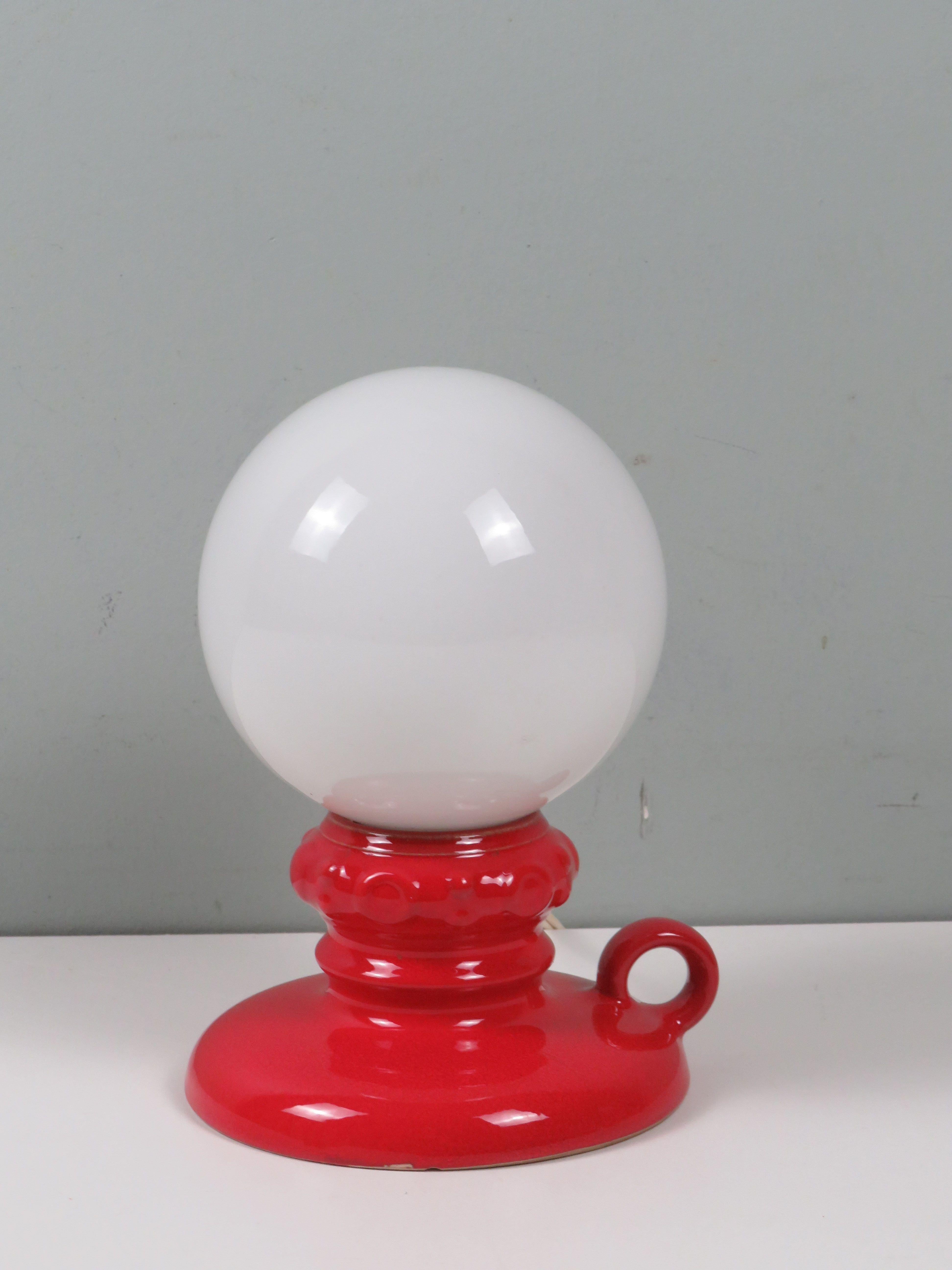 Belge Lampe de table en céramique rouge et verre opalin des années 1970 par Massive, Belgique en vente