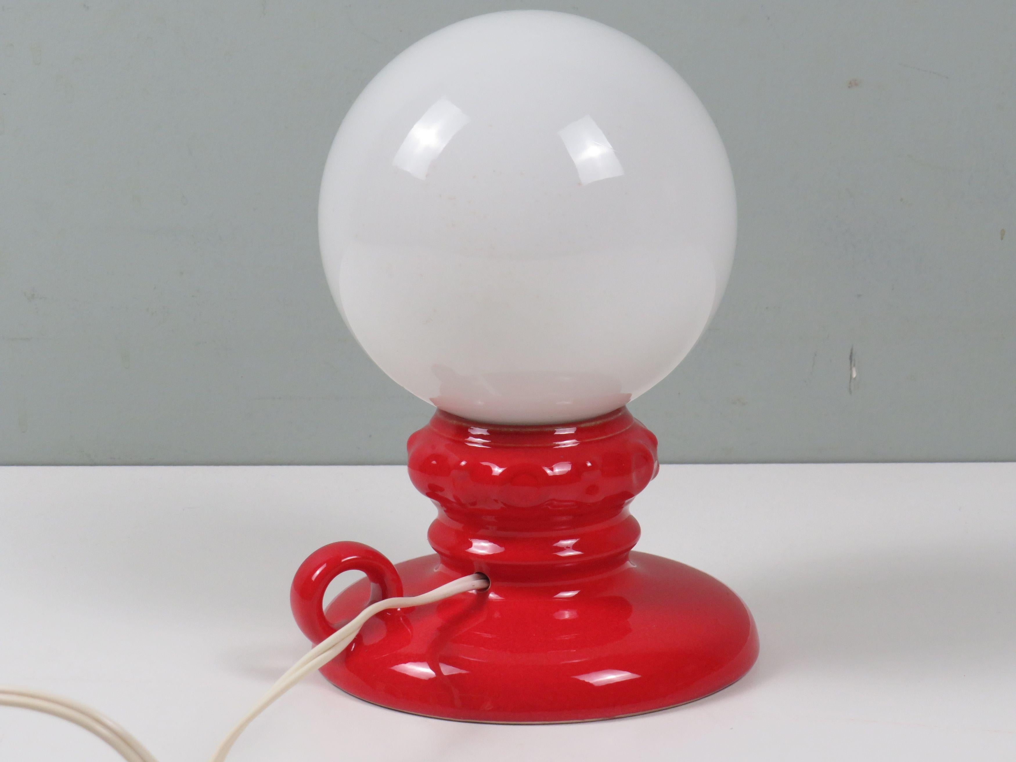 Vernissé Lampe de table en céramique rouge et verre opalin des années 1970 par Massive, Belgique en vente
