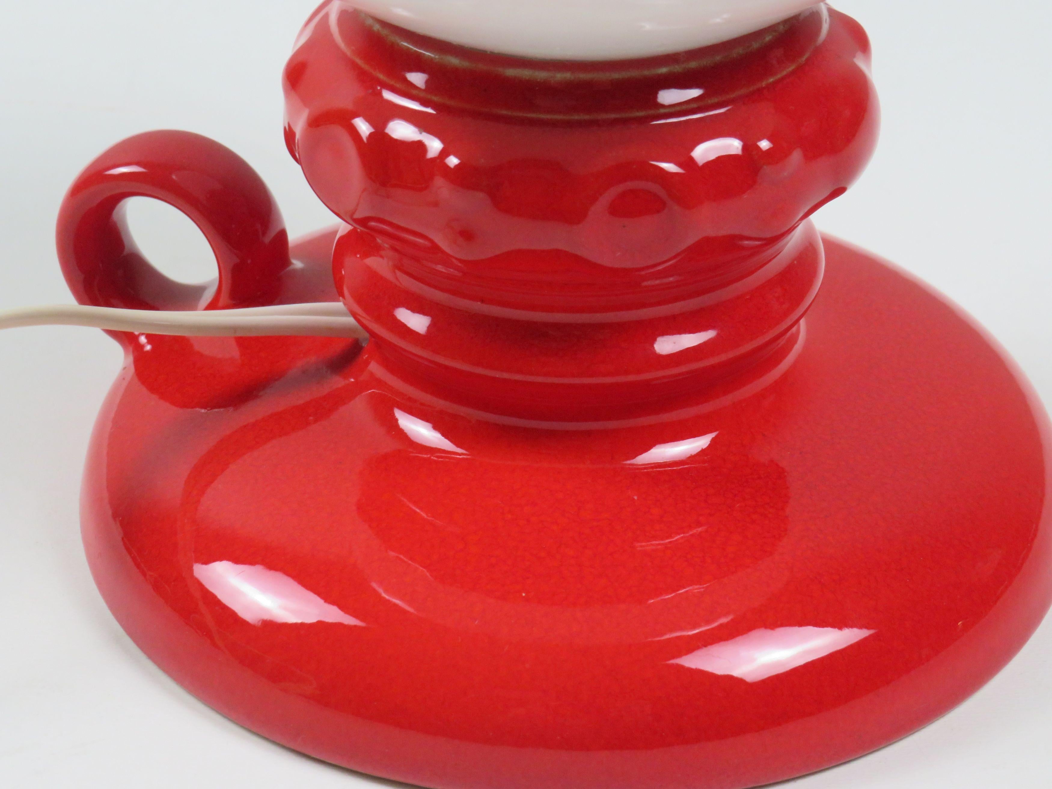 Lampe de table en céramique rouge et verre opalin des années 1970 par Massive, Belgique Bon état - En vente à Herentals, BE