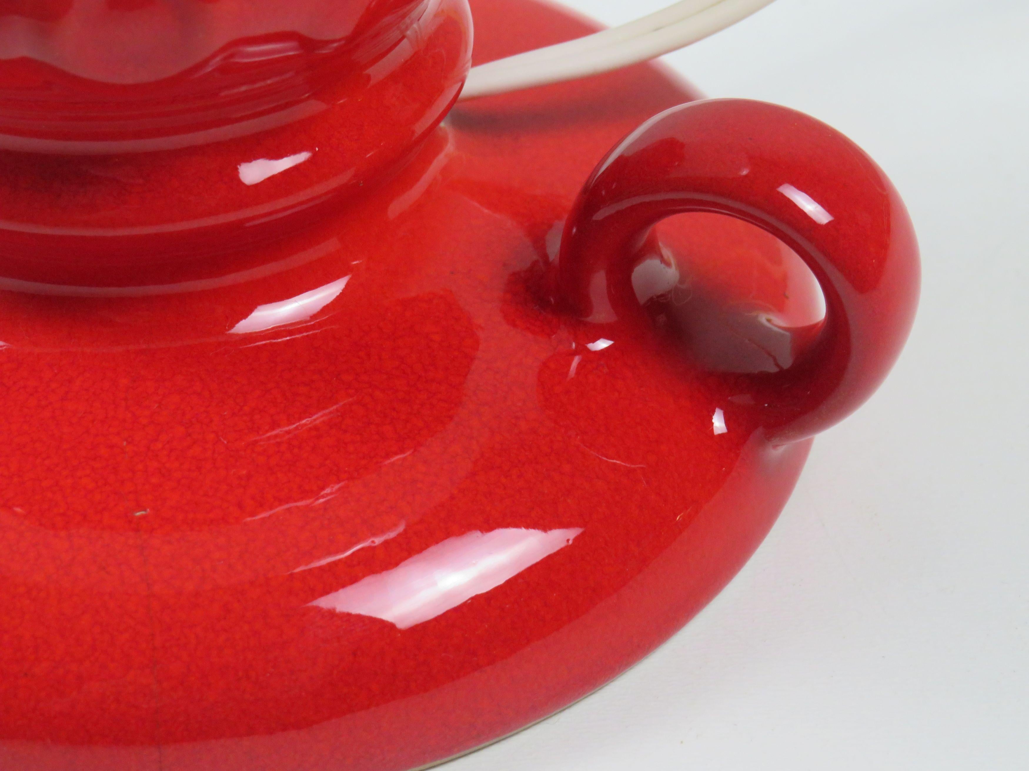 20ième siècle Lampe de table en céramique rouge et verre opalin des années 1970 par Massive, Belgique en vente