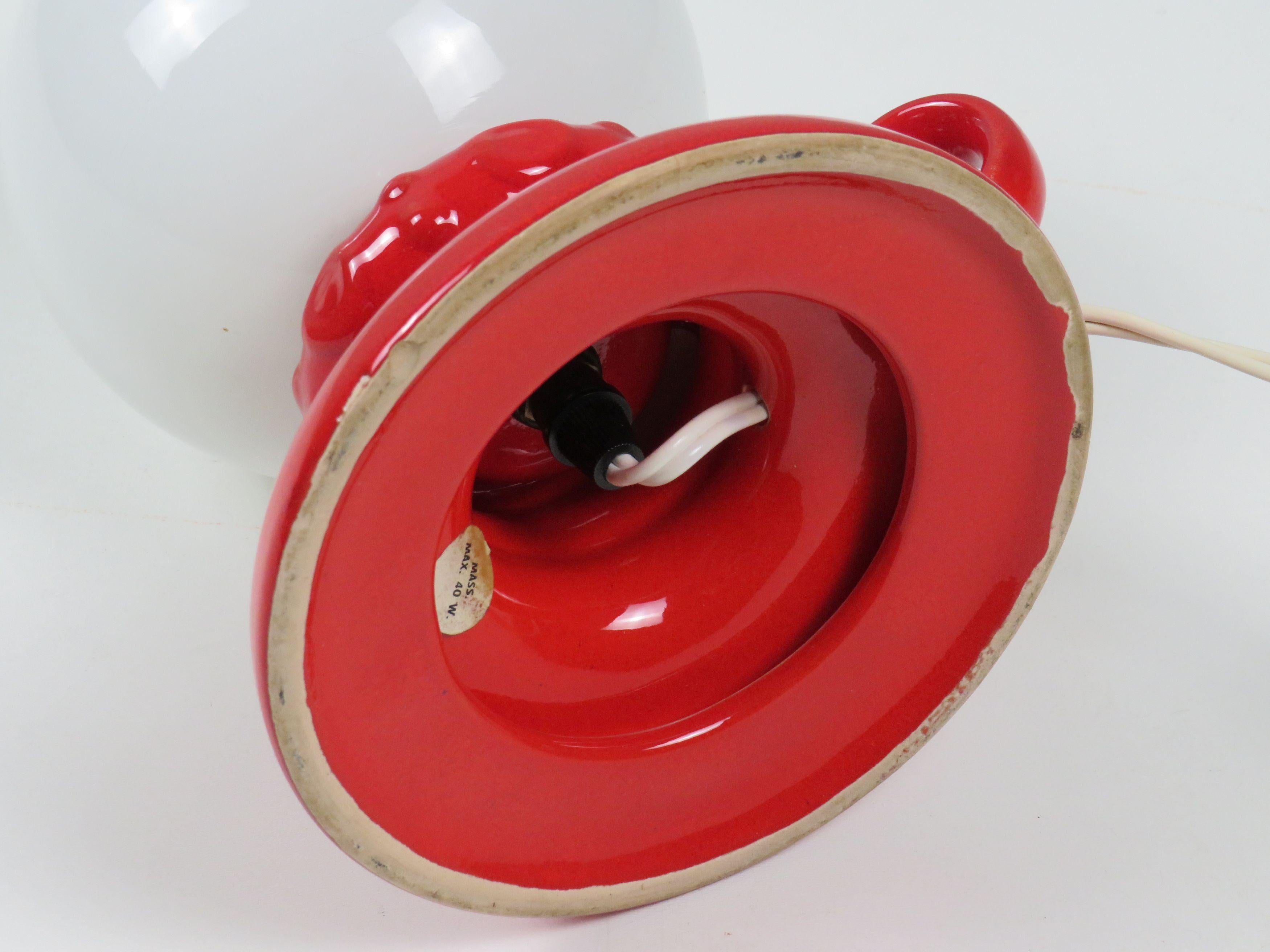 Céramique Lampe de table en céramique rouge et verre opalin des années 1970 par Massive, Belgique en vente