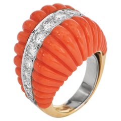 1970S Bague de cocktail en or jaune 18K en forme de dôme avec corail rouge et diamant