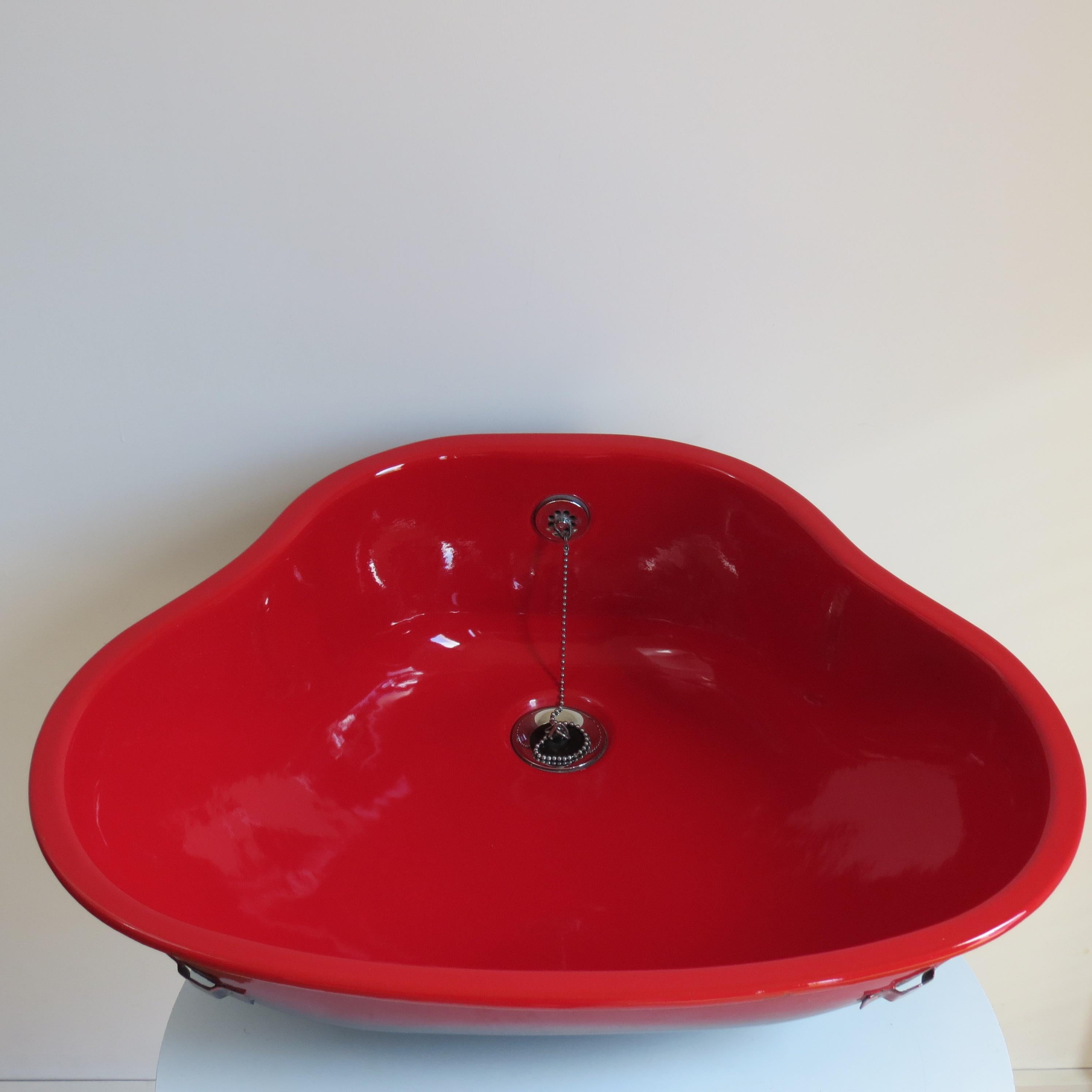 Wonderful original bathroom sink from the 1970s.

Pillar box red enamel on shaped steel bowl.

Complete with original drain and plug.

In excellent condition.

For the most competitive shipping rates please contact me directly. 

ST1622