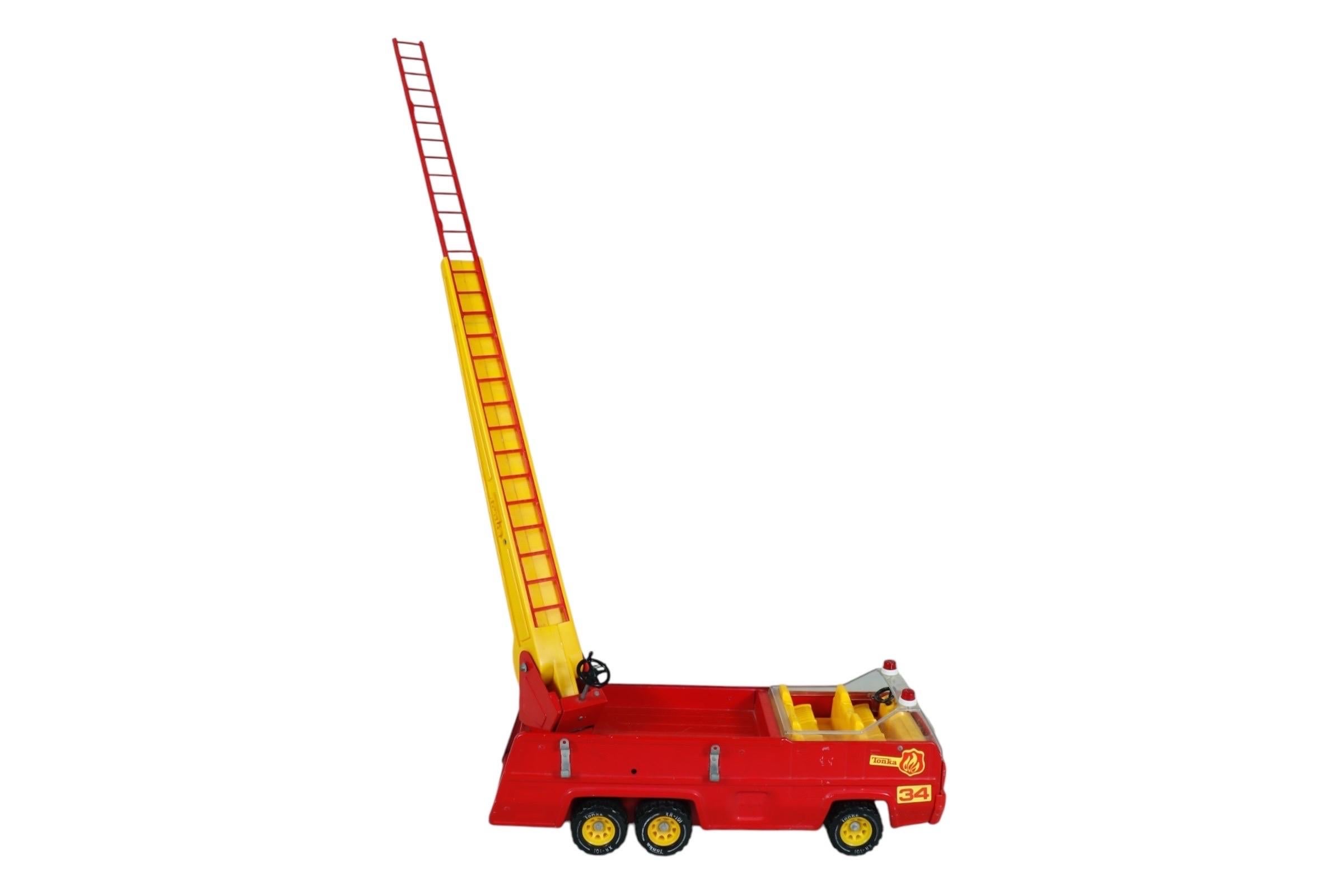 Camión de bomberos rojo de los años 70 de Tonka finales del siglo XX en venta