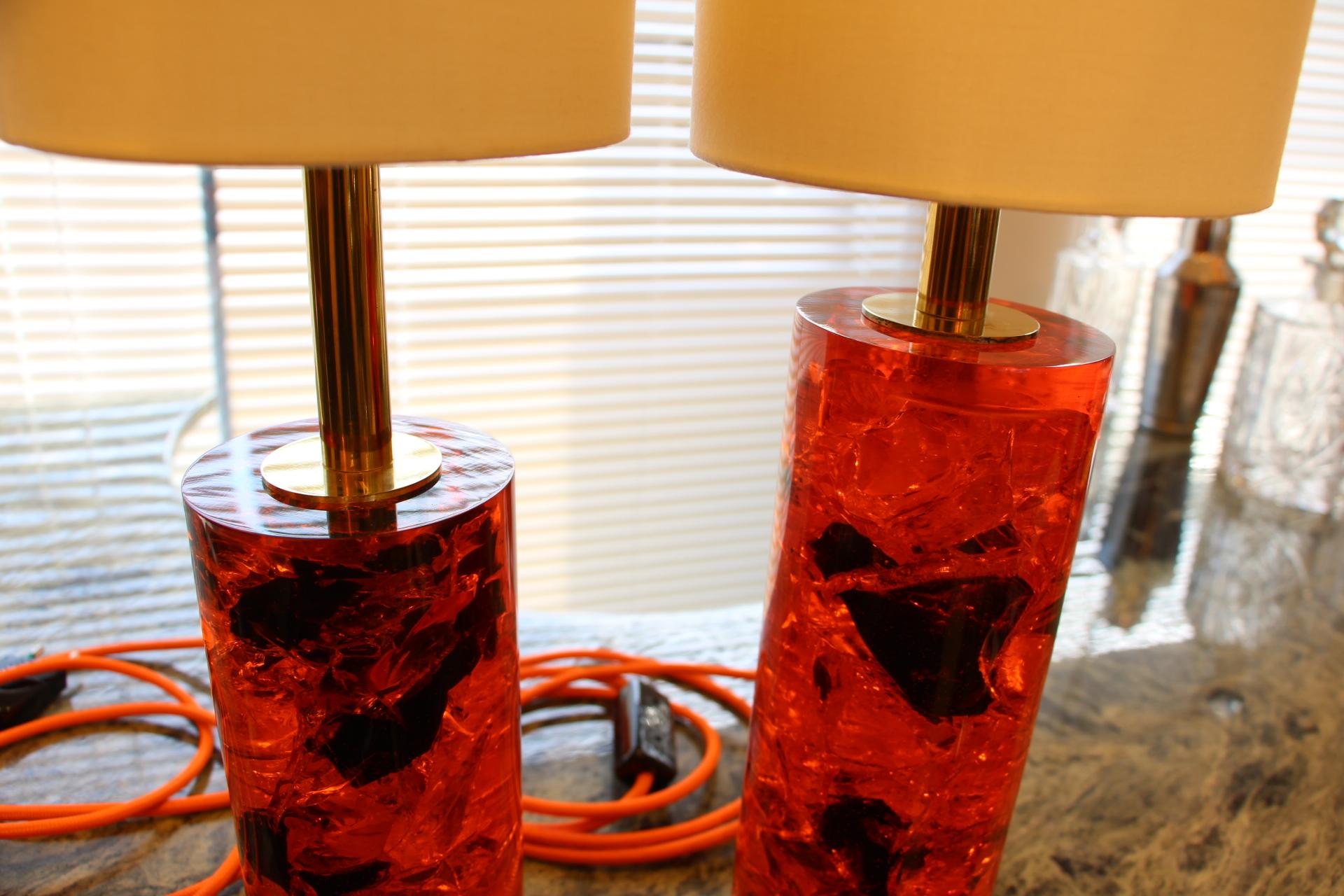 Cette paire de lampes cylindriques est très poétique avec tous ses petits fragments captivés. Sa couleur va du rouge à l'orange vif avec des inclusions noires. Il semble toujours en mouvement.
La hauteur totale des deux lampes est de 49 cm, y