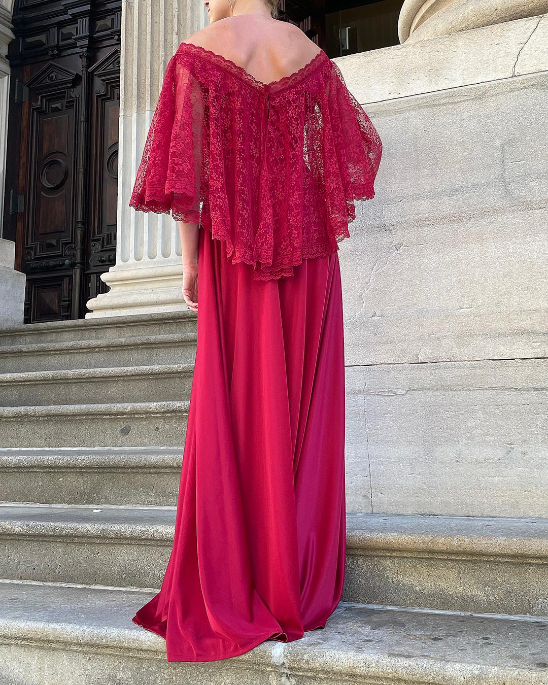 1970s RED GOWN WITH LACE COLLAR In Excellent Condition For Sale In New York, NY
