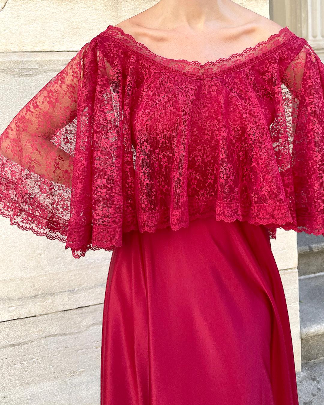 1970s RED GOWN WITH LACE COLLAR For Sale 2