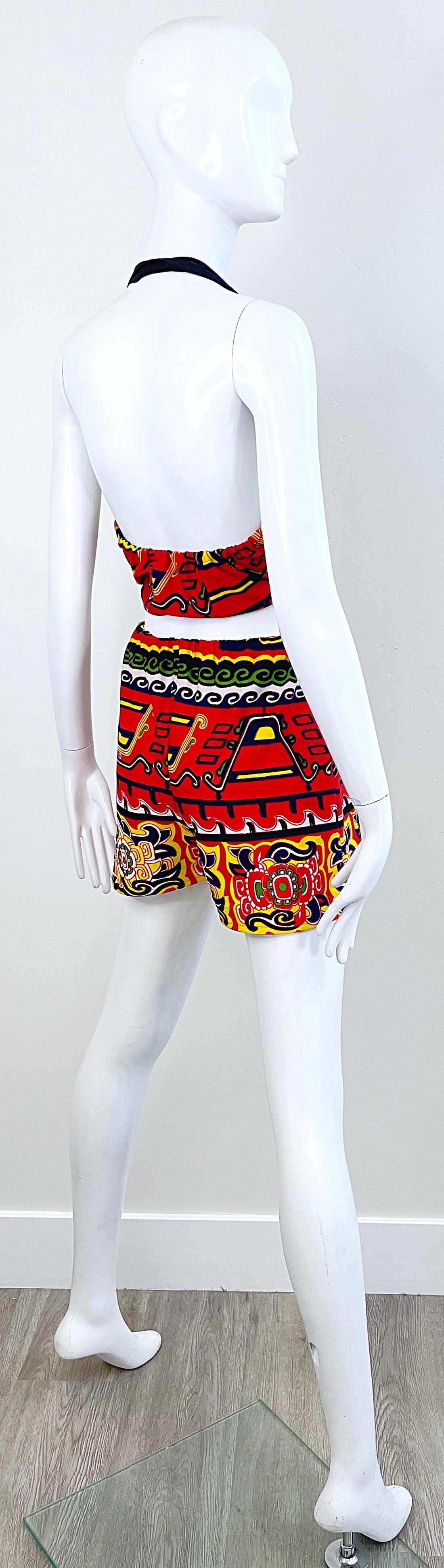 1970er Jahre Rot + Grün + Gelb + Blau Festiv Tribal Print Crop Top Hot Pants Shorts Damen im Angebot