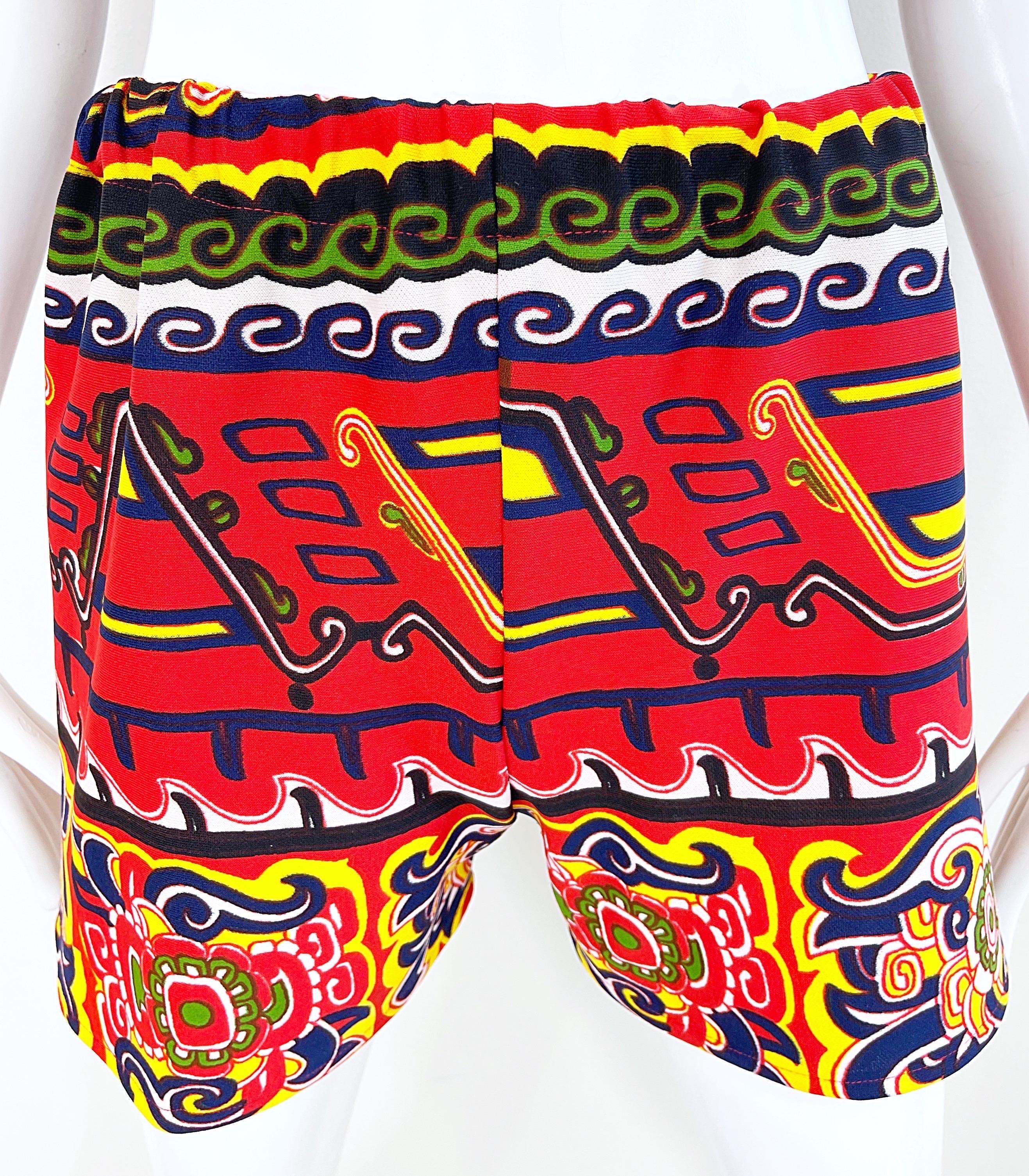 1970er Jahre Rot + Grün + Gelb + Blau Festiv Tribal Print Crop Top Hot Pants Shorts im Angebot 1