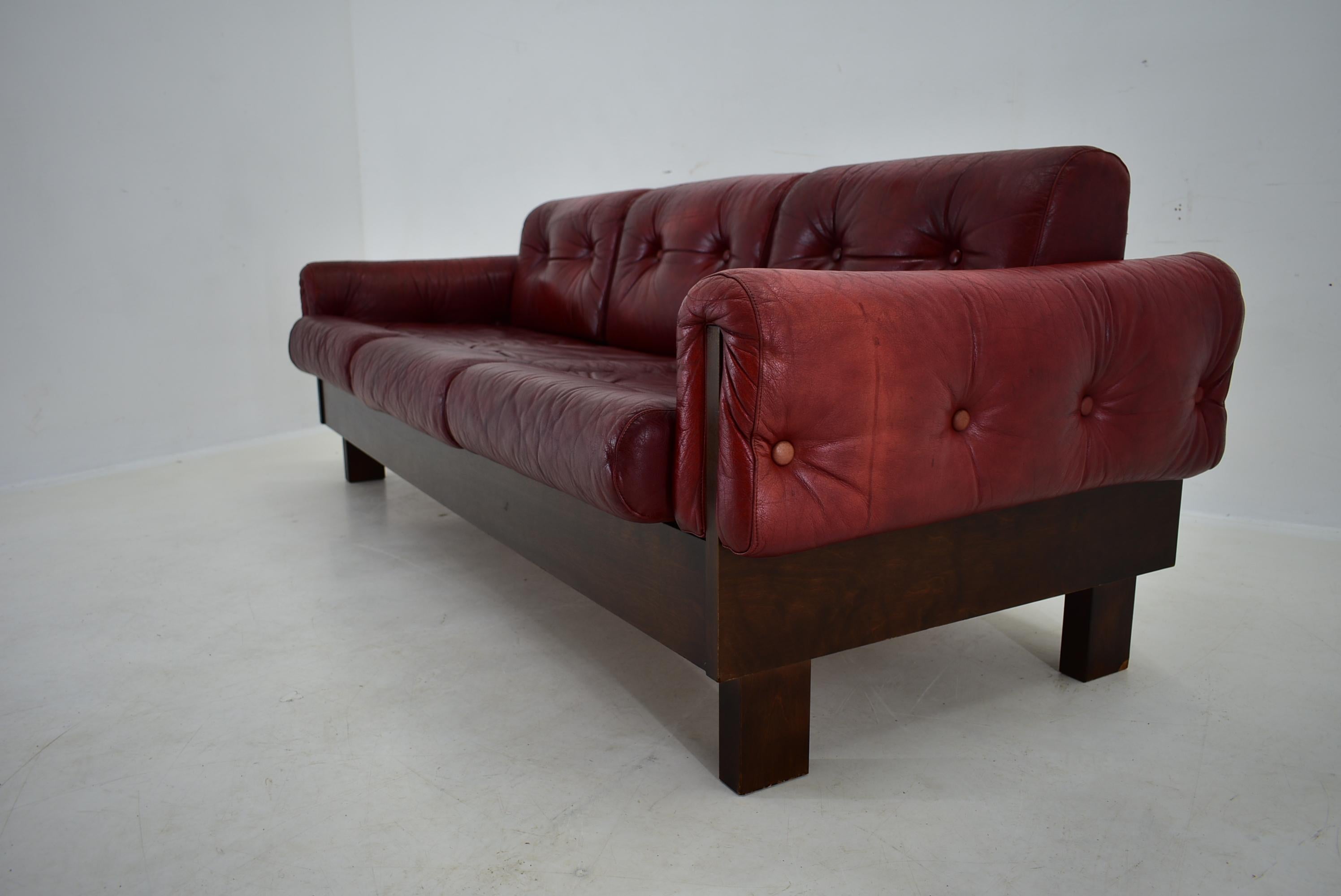 1970s Red Leather 3-Seater Sofa, Finland For Sale 4
