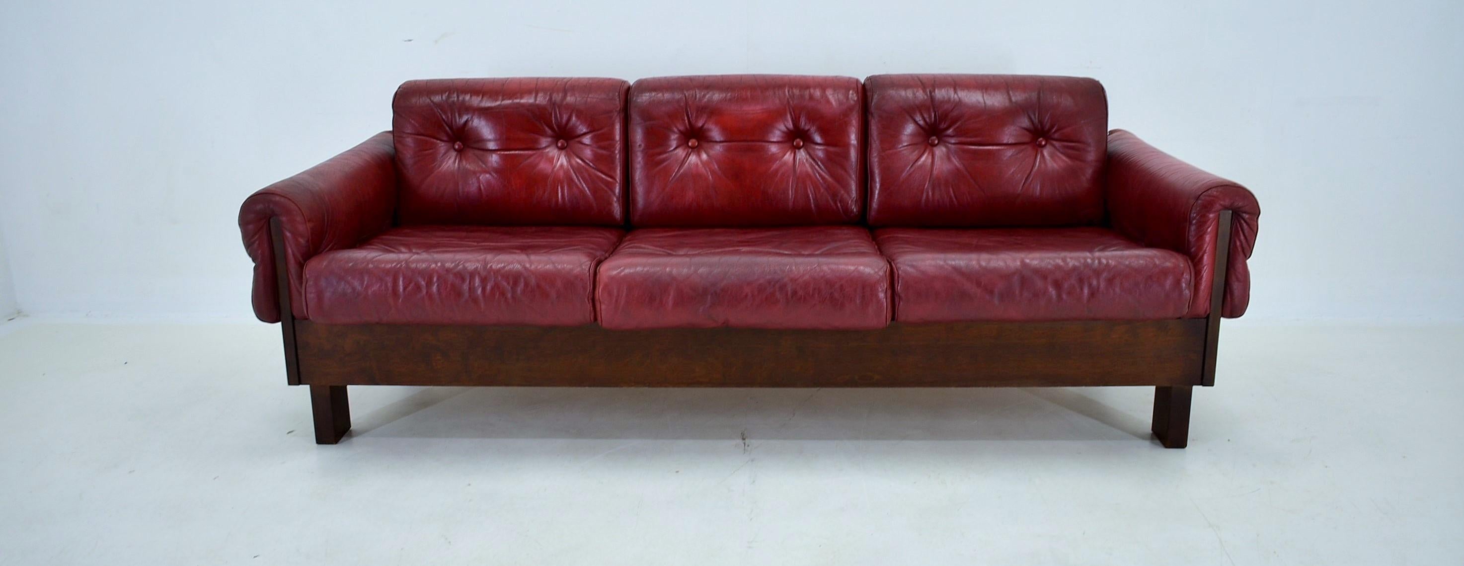 Mid-Century Modern 1970s Red Leather 3-Seater Sofa, Finland For Sale