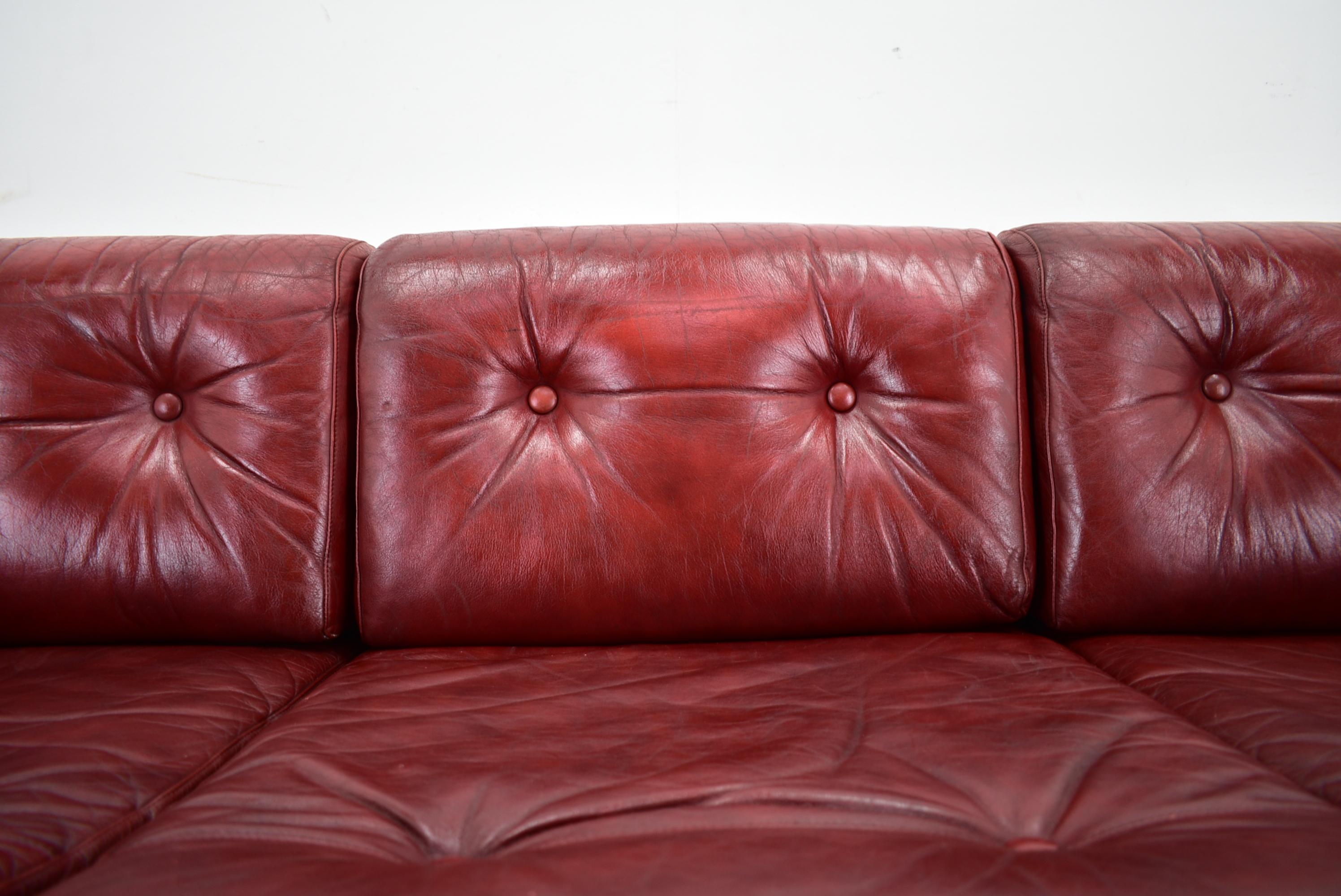1970s Red Leather 3-Seater Sofa, Finland In Good Condition For Sale In Praha, CZ