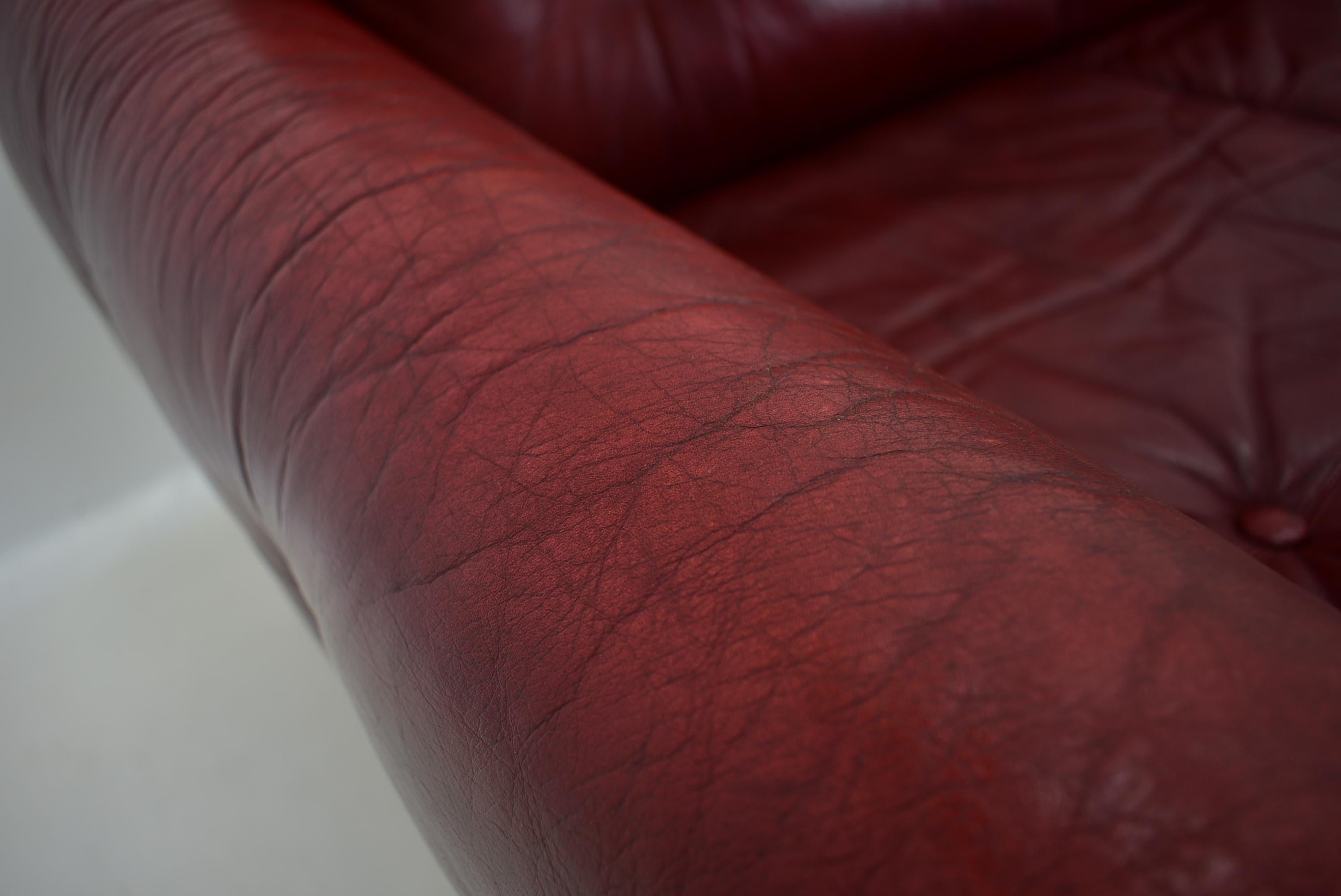 1970s Red Leather 3-Seater Sofa, Finland For Sale 2