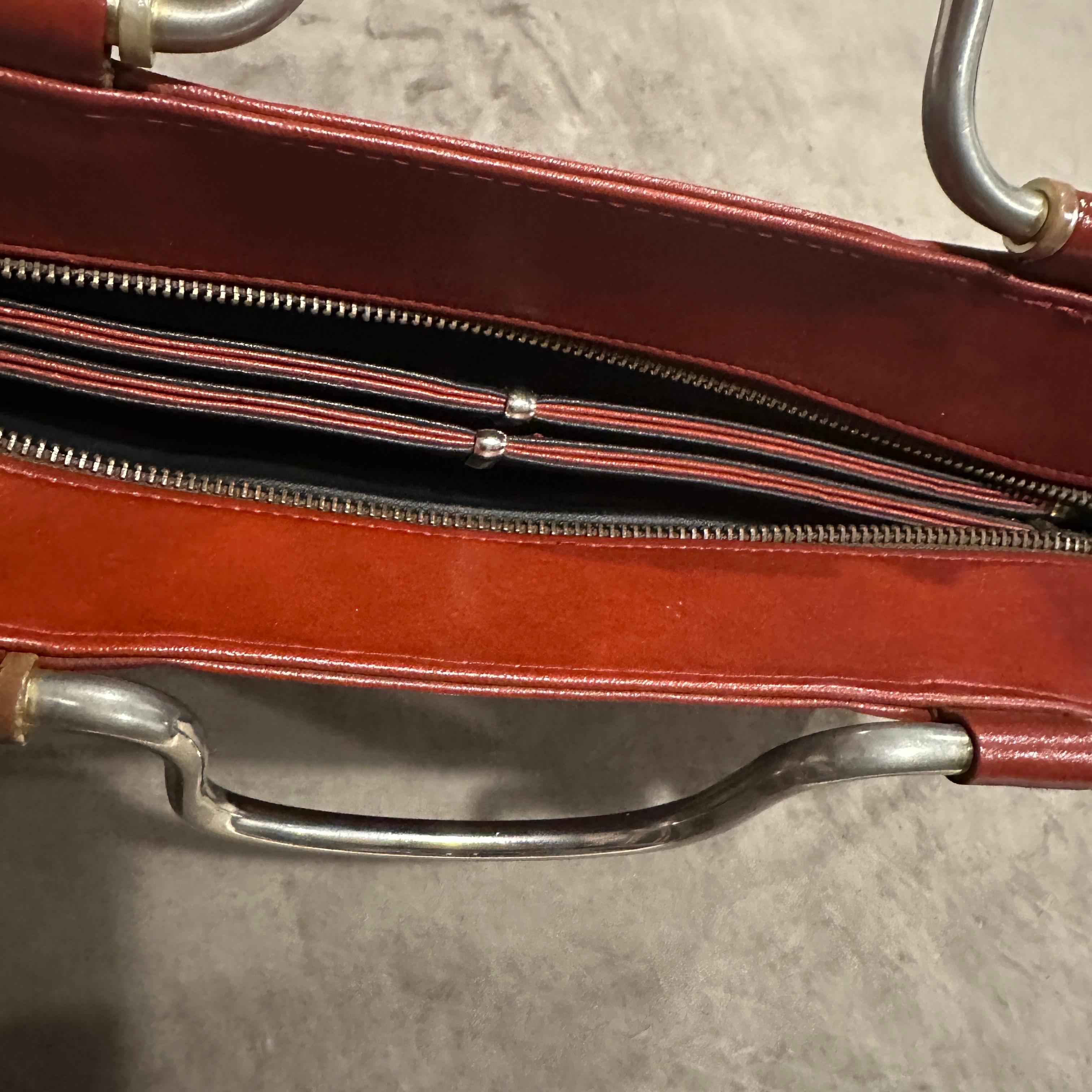 Sac à bandoulière italien en cuir rouge et métal argenté des années 1970 en vente 5