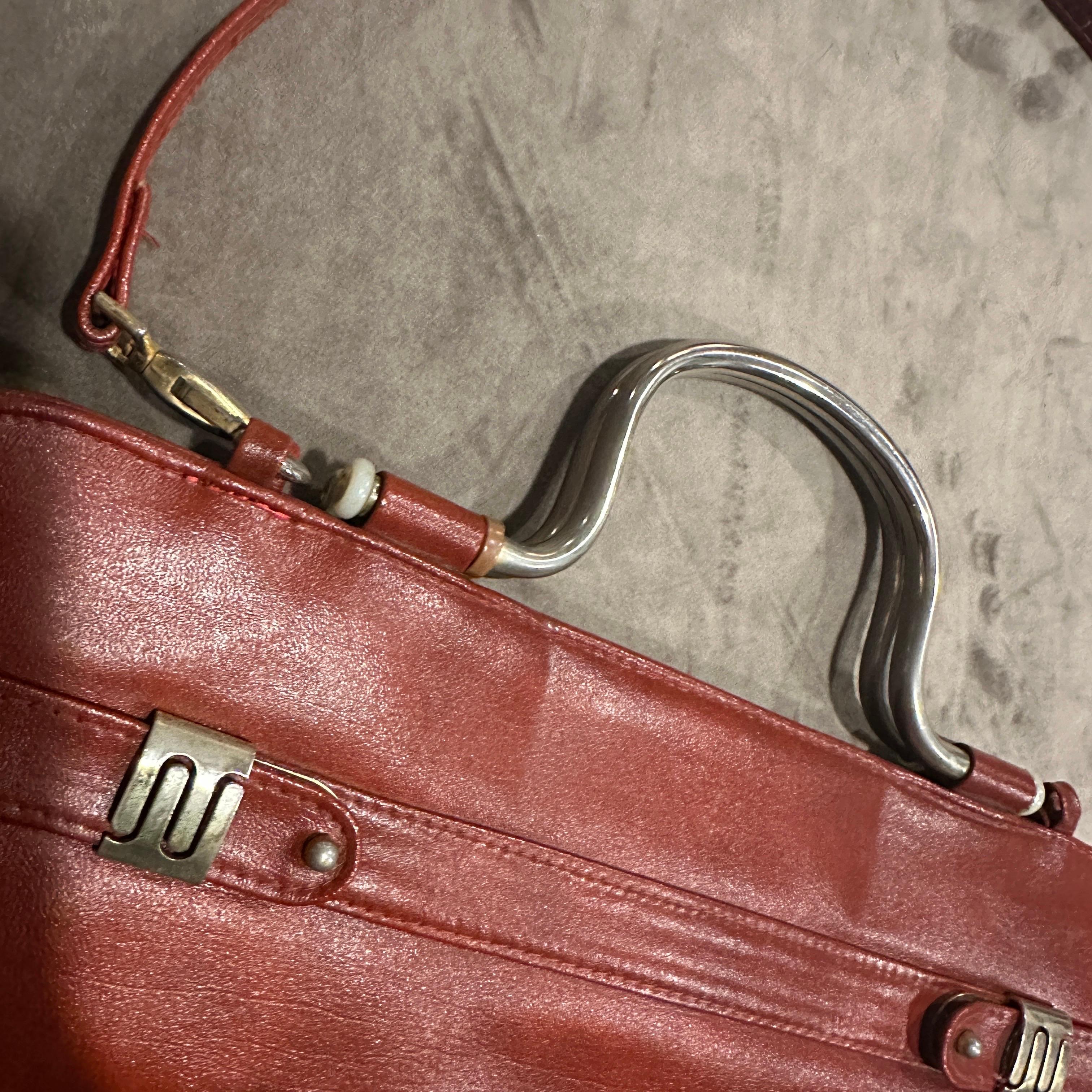 Sac à bandoulière italien en cuir rouge et métal argenté des années 1970 en vente 6