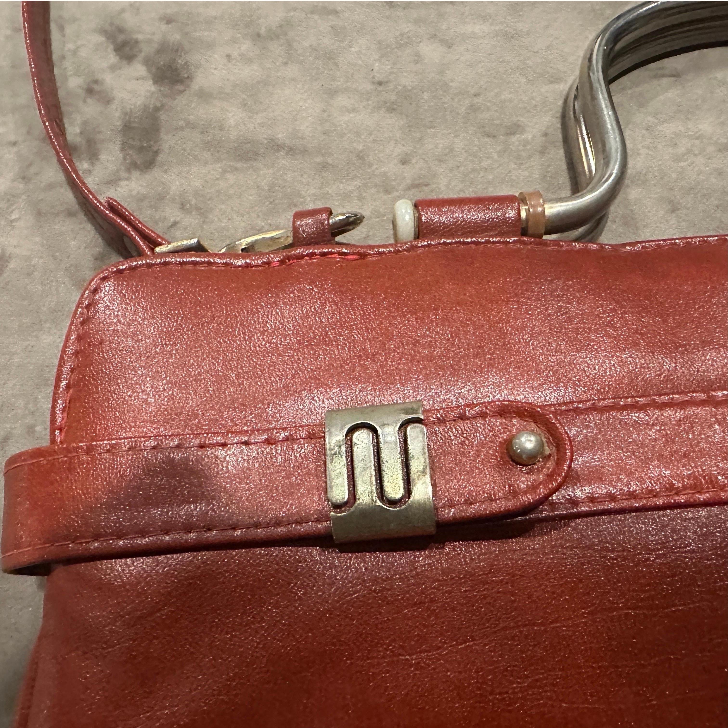 Sac à bandoulière italien en cuir rouge et métal argenté des années 1970 en vente 7