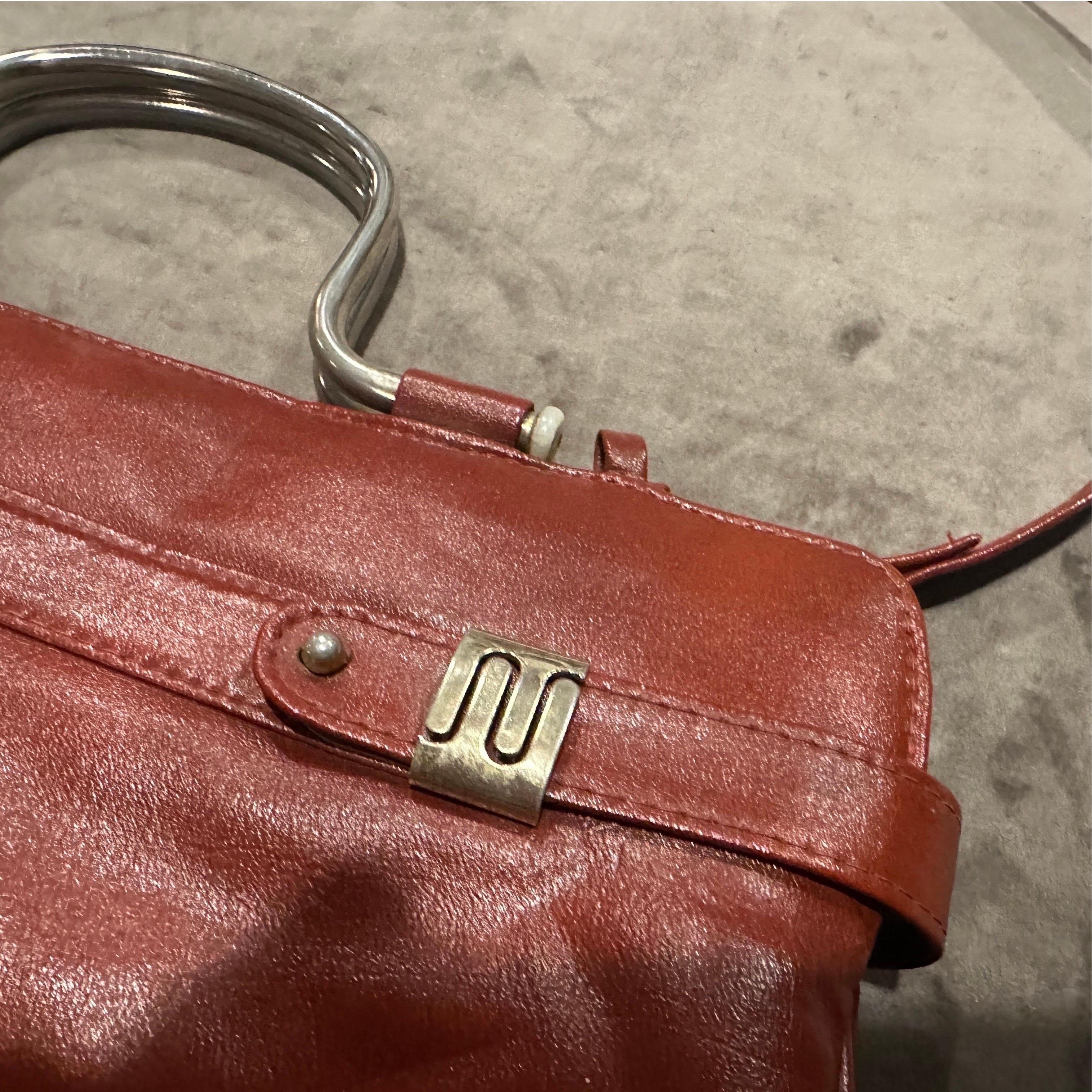 Sac à bandoulière italien en cuir rouge et métal argenté des années 1970 en vente 8
