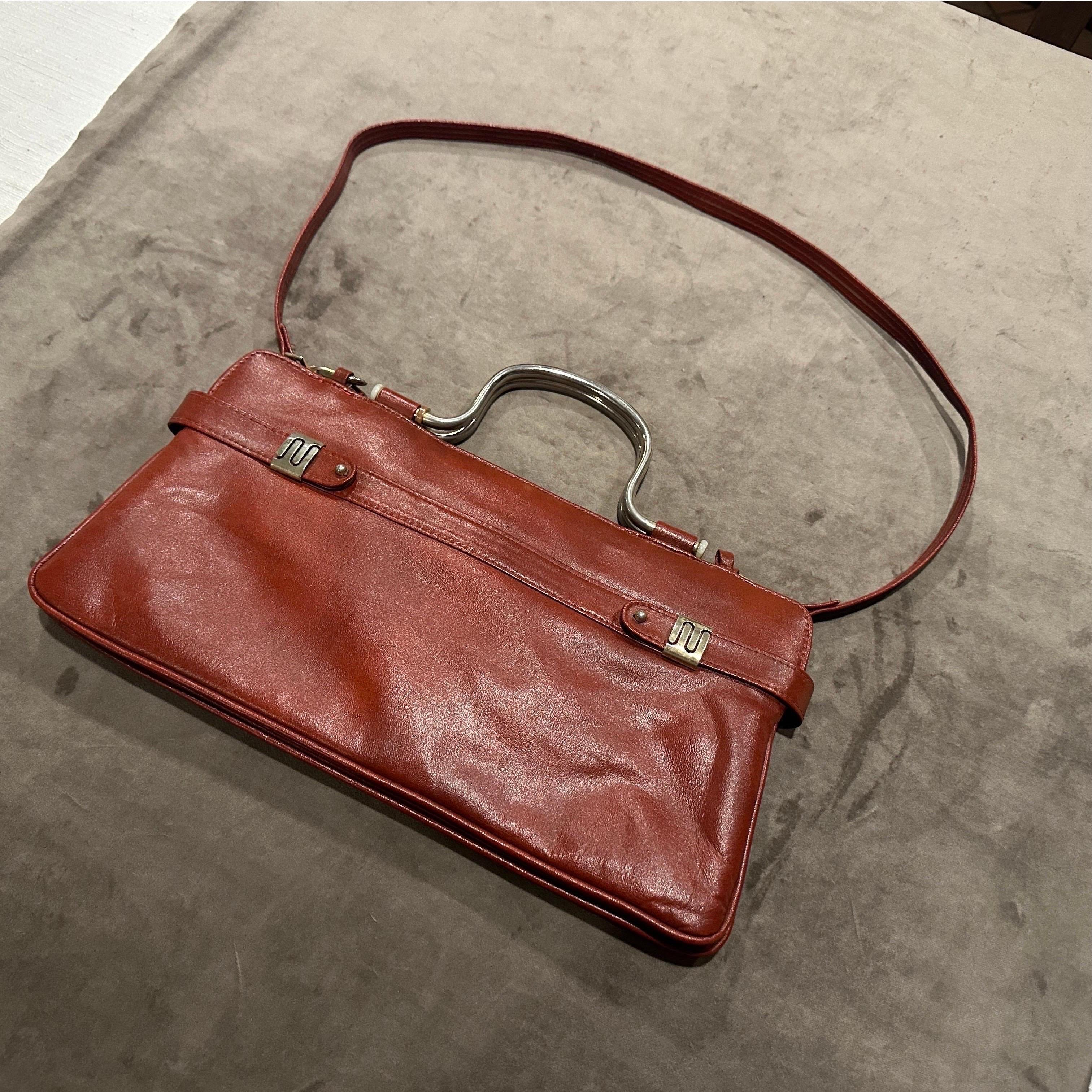 Sac à bandoulière italien en cuir rouge et métal argenté des années 1970 en vente 9