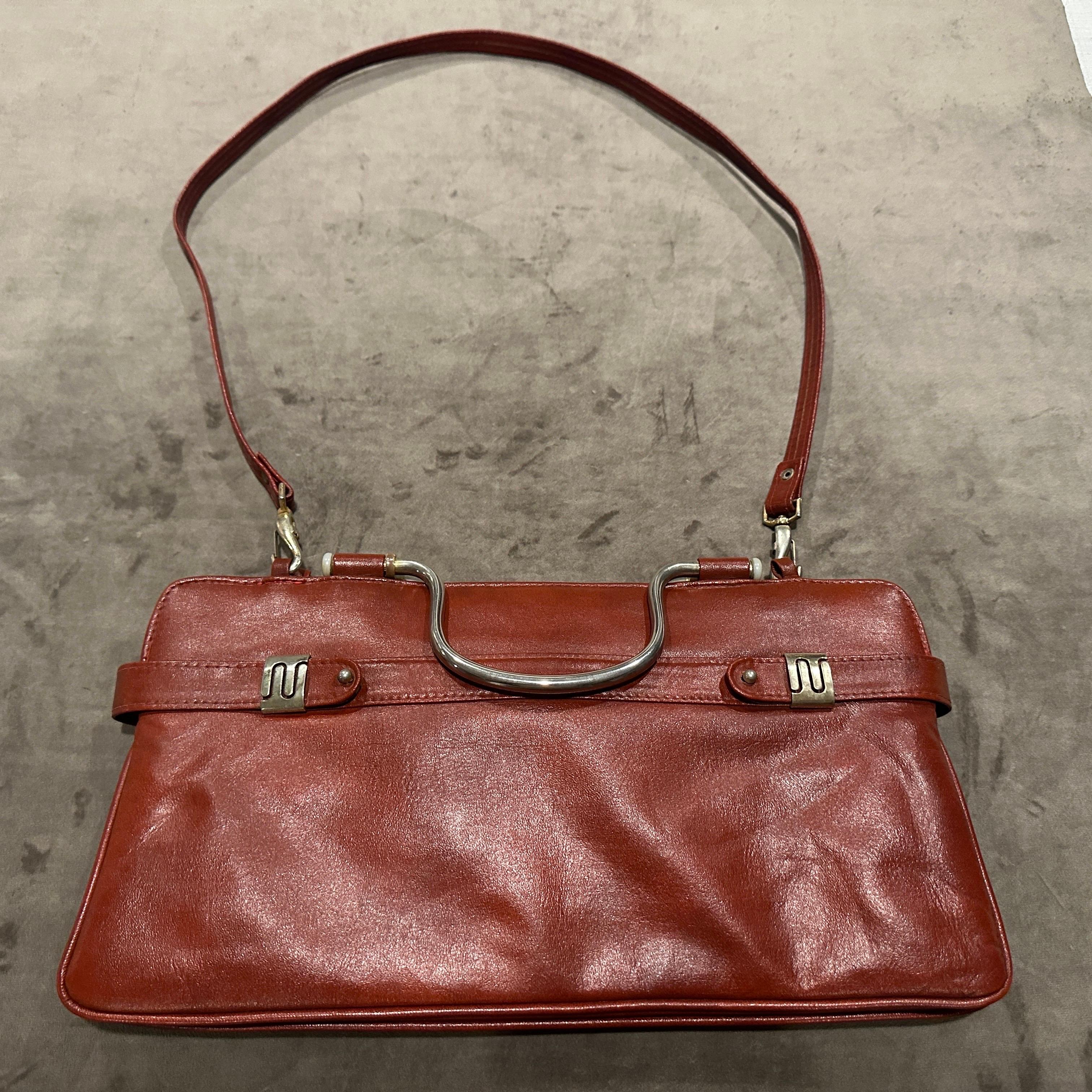 Marron Sac à bandoulière italien en cuir rouge et métal argenté des années 1970 en vente