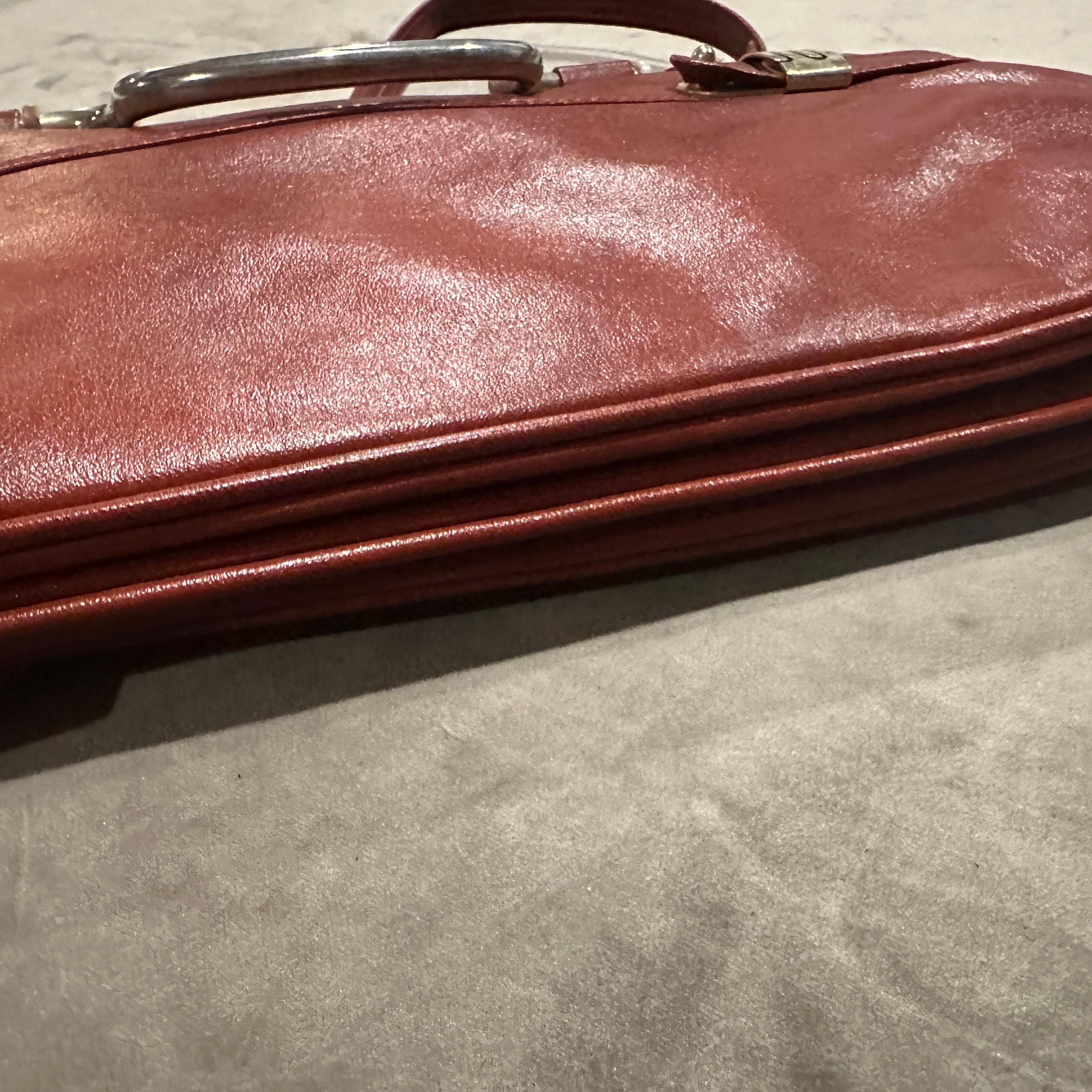 Sac à bandoulière italien en cuir rouge et métal argenté des années 1970 Excellent état - En vente à Aci Castello, IT