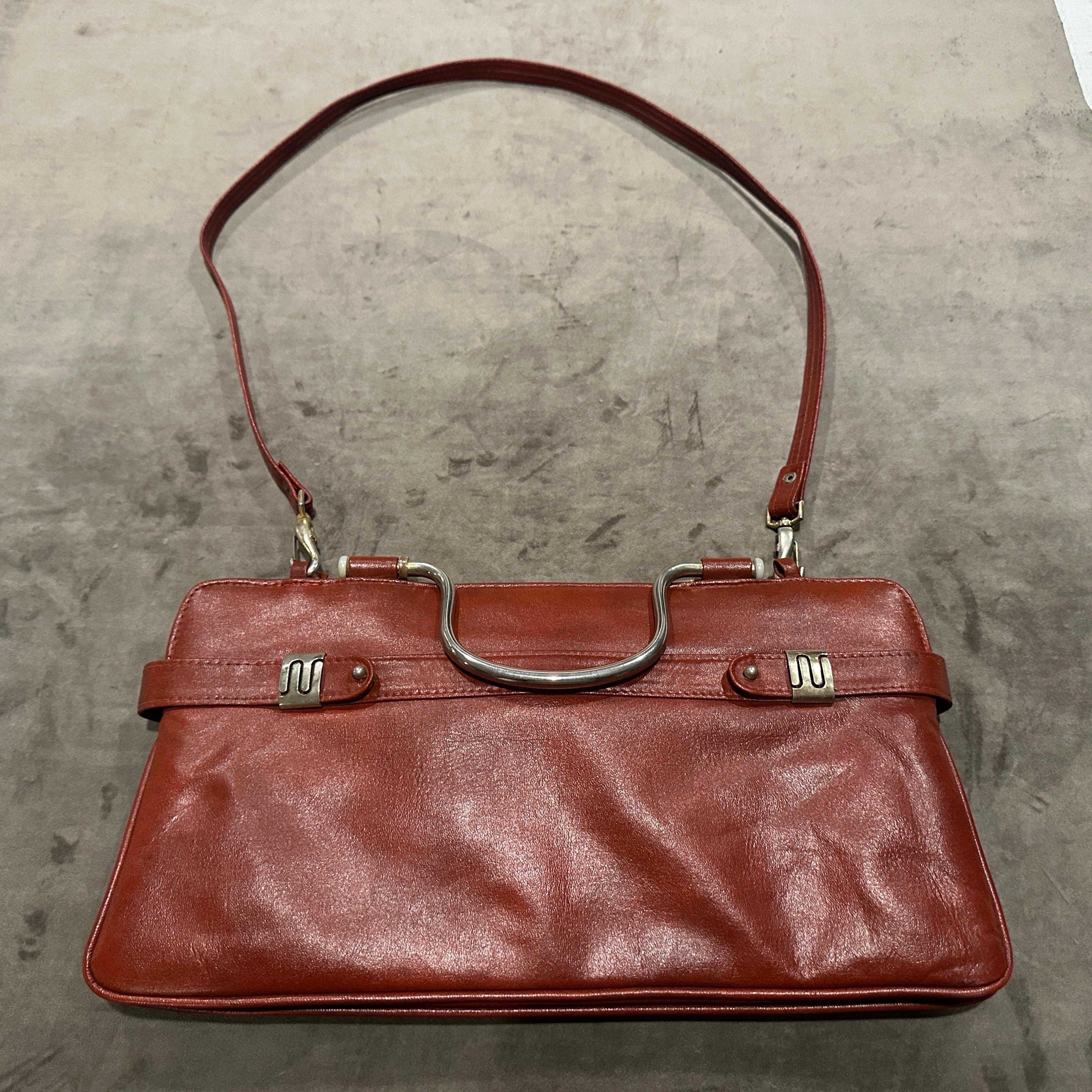 Sac à bandoulière italien en cuir rouge et métal argenté des années 1970 Pour femmes en vente