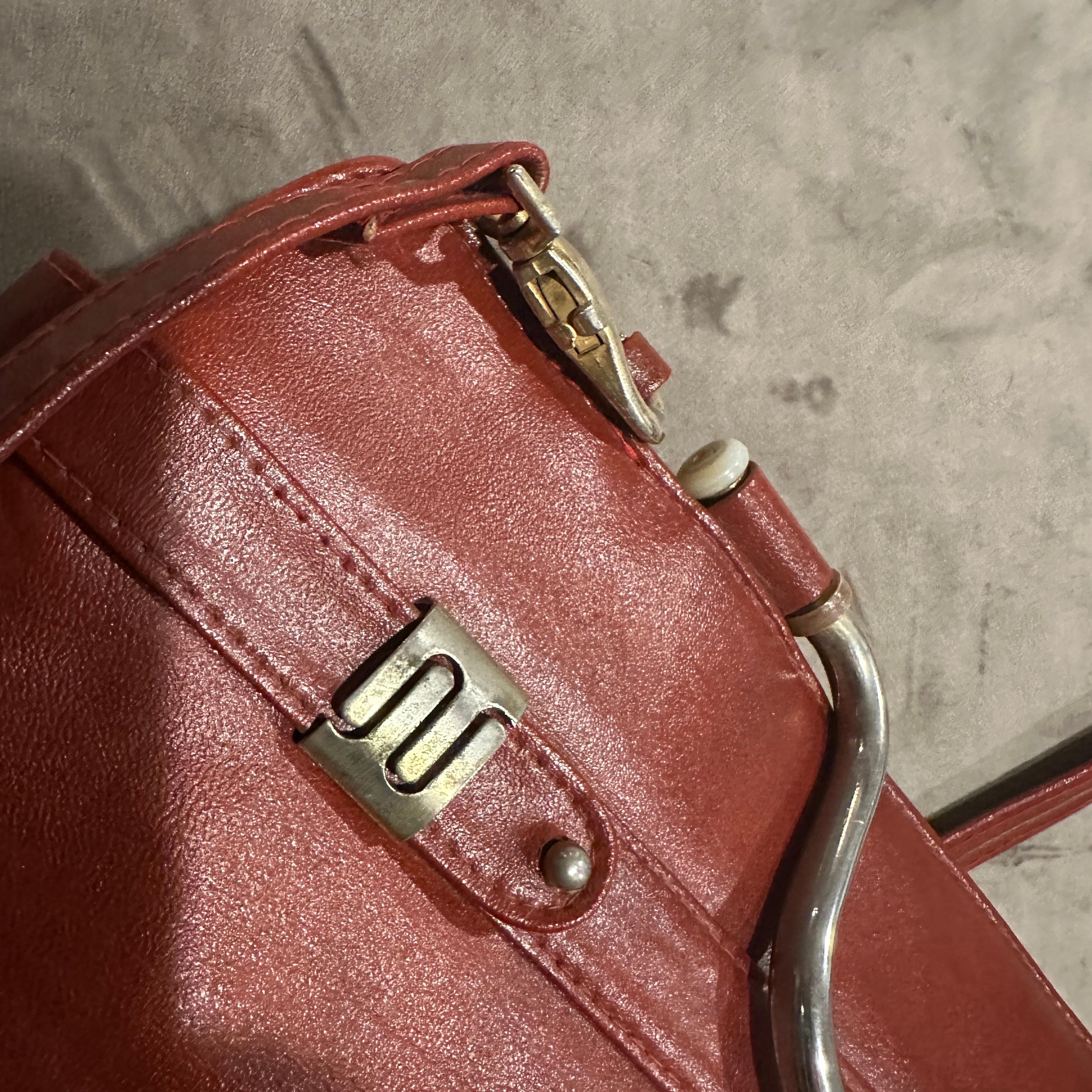 Sac à bandoulière italien en cuir rouge et métal argenté des années 1970 en vente 1