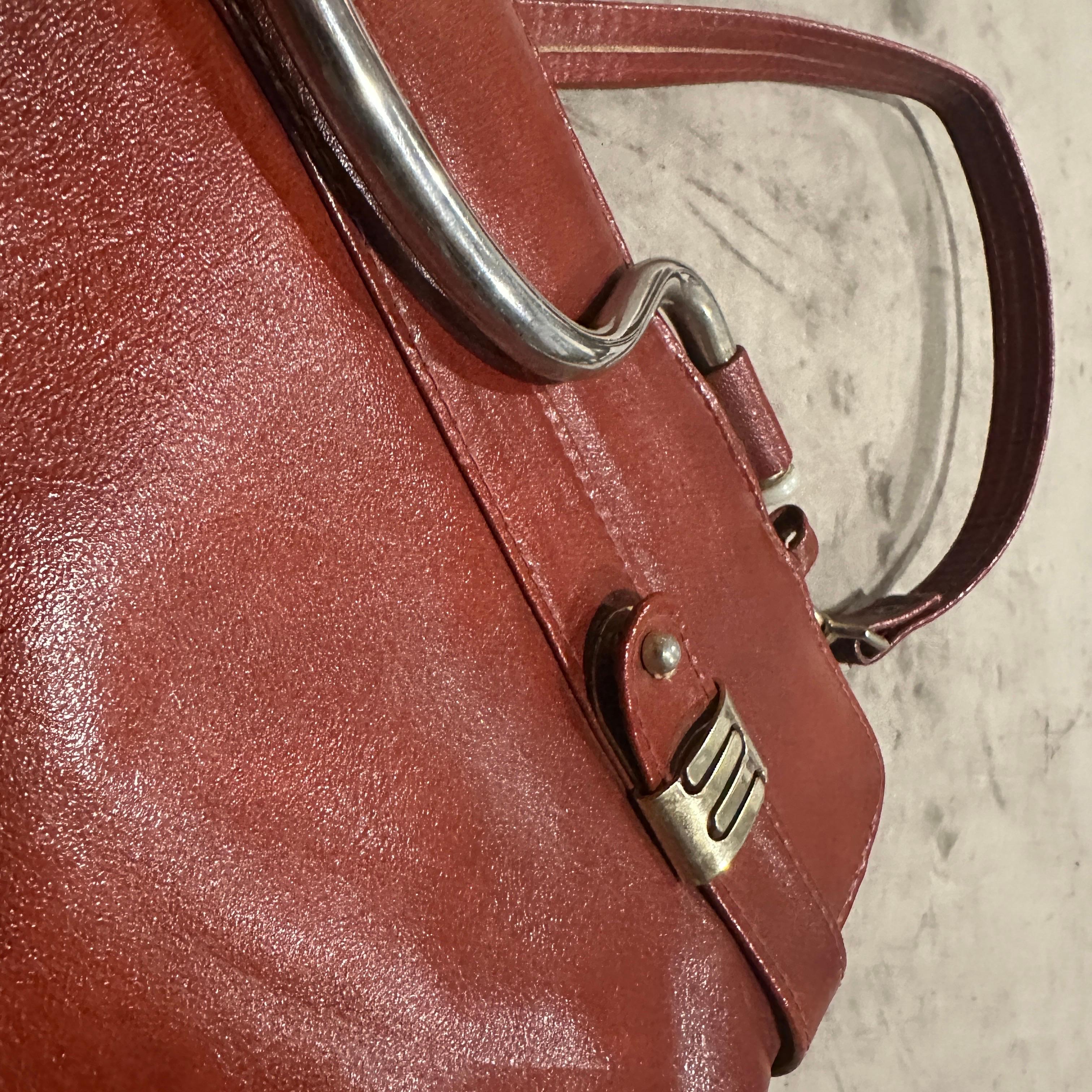 Sac à bandoulière italien en cuir rouge et métal argenté des années 1970 en vente 2