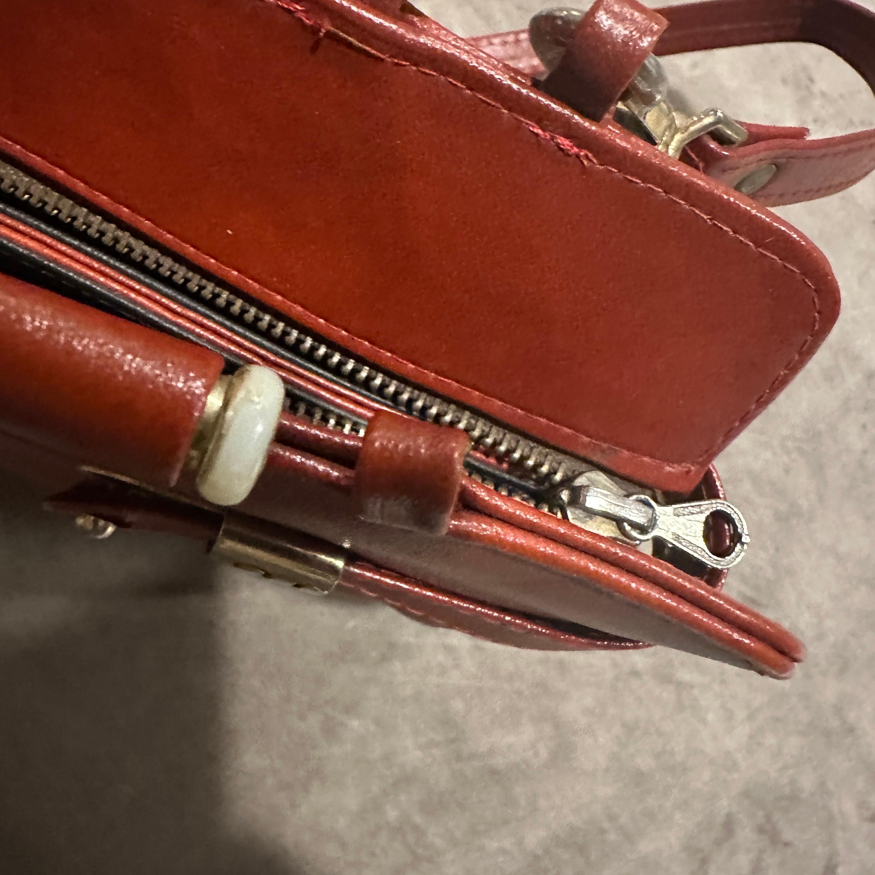 Sac à bandoulière italien en cuir rouge et métal argenté des années 1970 en vente 3