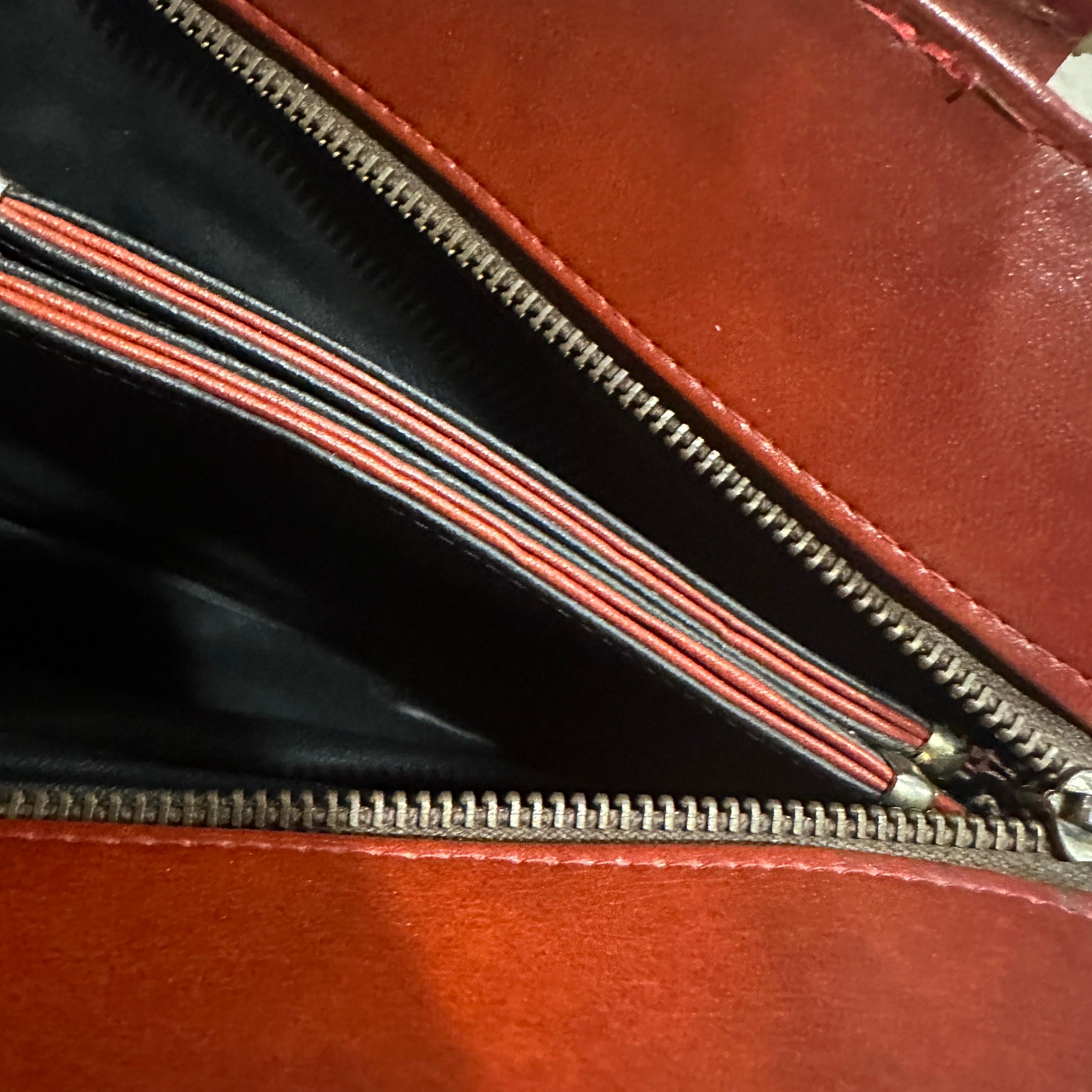 Sac à bandoulière italien en cuir rouge et métal argenté des années 1970 en vente 4