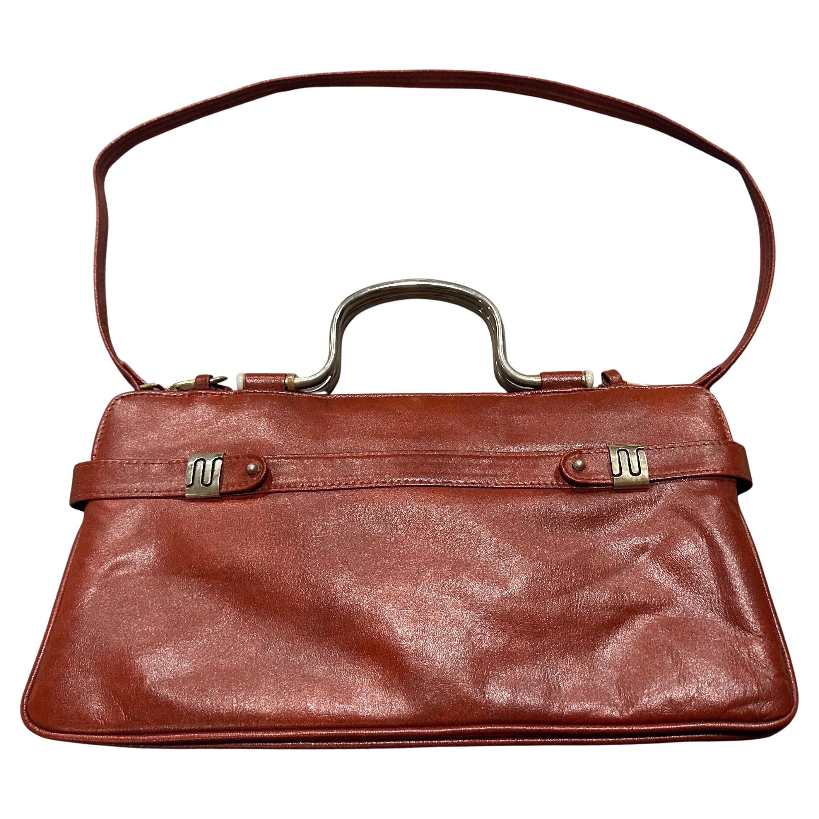 Sac à bandoulière italien en cuir rouge et métal argenté des années 1970