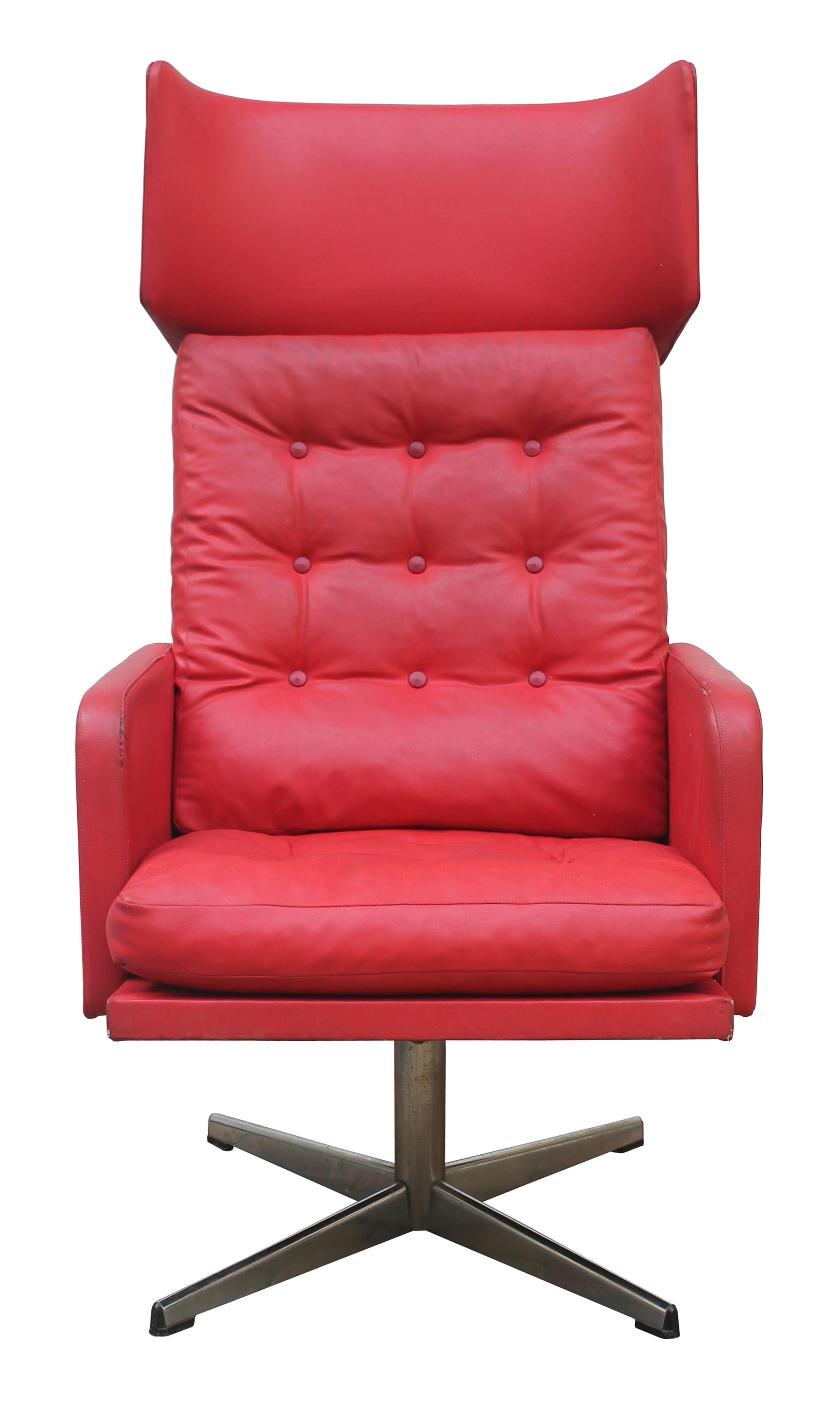 Dieser leuchtend rote Drehsessel ist ein willkommener Farbakzent in jeder Einrichtung.

Ein originaler Sessel aus den 1970er Jahren, der in der kommunistischen Ära der Tschechoslowakei hergestellt wurde und als der Gipfel des Luxus galt. Es war fast