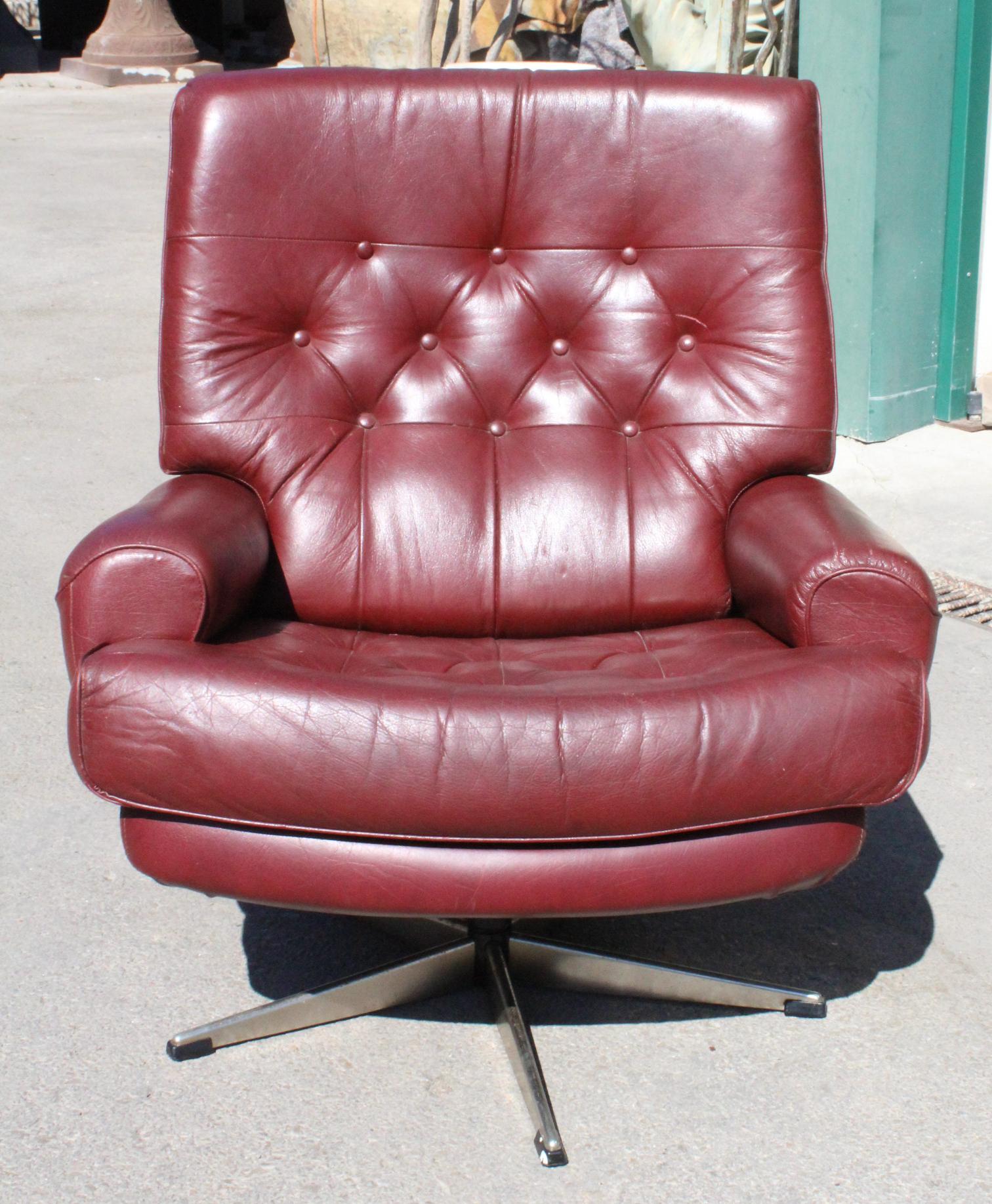 Spanish 1970s Red Leatherette Office Sofa with Steel Legs For Sale