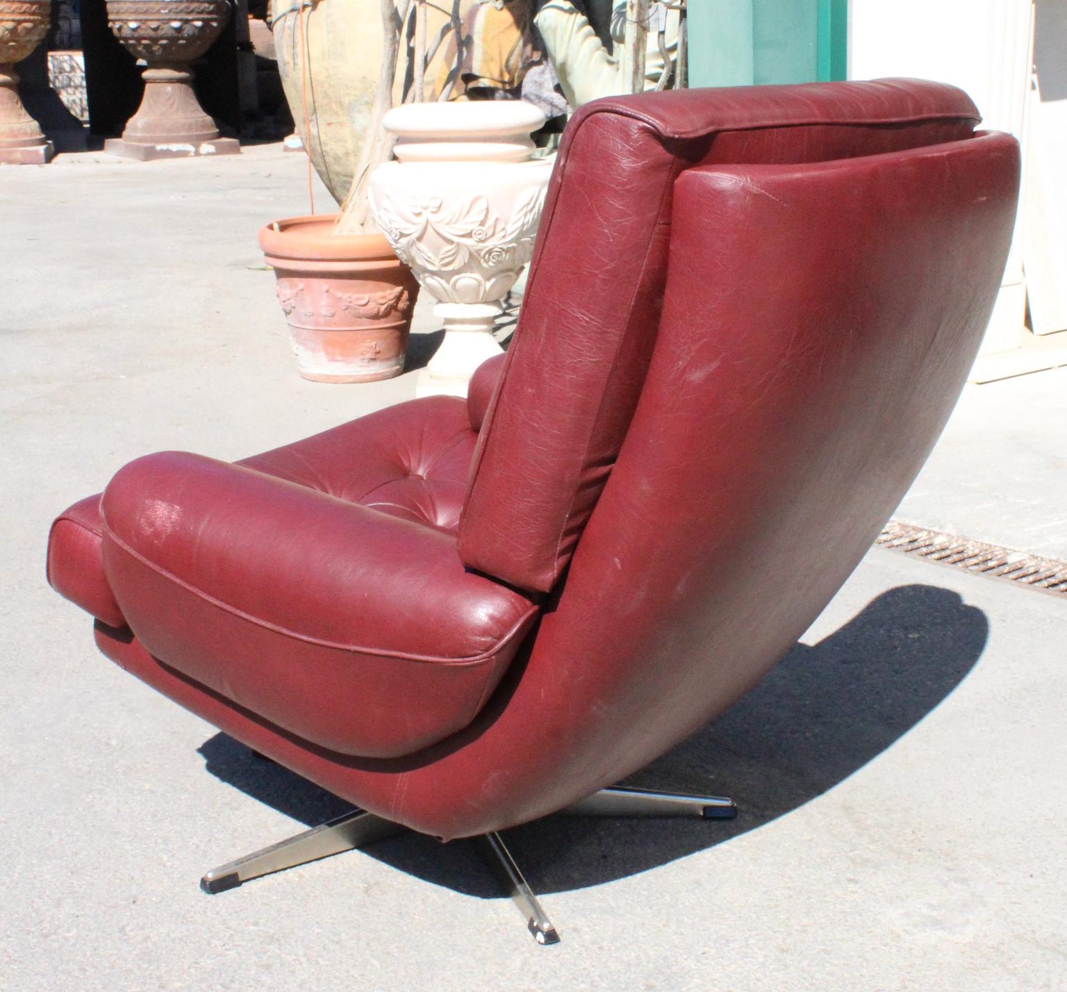 1970er Jahre Rotes Leder-Büro-Sofa mit Stahlbeinen im Zustand „Gut“ im Angebot in Marbella, ES