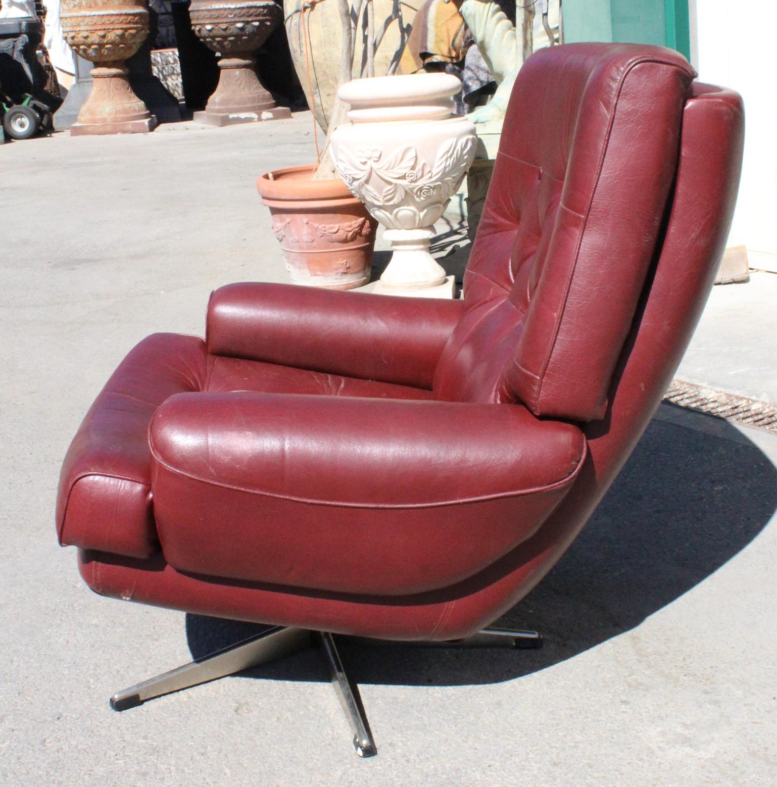 1970er Jahre Rotes Leder-Büro-Sofa mit Stahlbeinen im Angebot 1