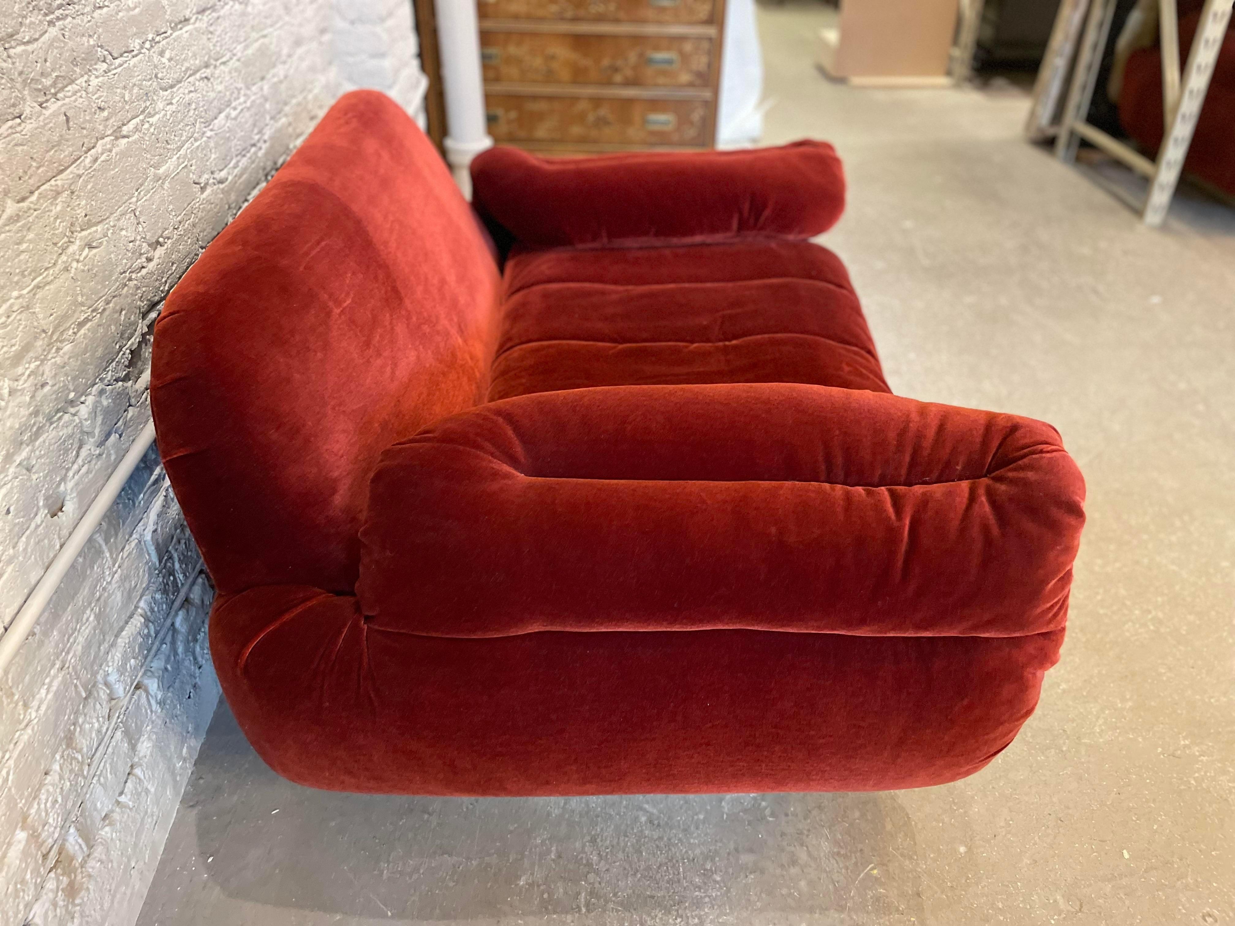 1970s Red Loveseat with Curved Arms & Brass Plinth Base In Good Condition For Sale In Chicago, IL